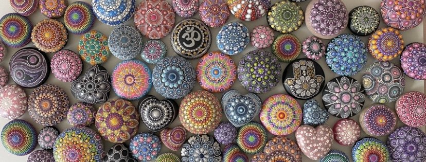 Bemalte Steine Bunte, handbemalte Steine. Die bemalten Steine sind mit Acrylfarben und bunten Mandala-Mustern bemalt. Die Maltechnik Dot-Painting (Punktmalerei) zeigt symmetrische Mandala-Stein-Muster. Das Malwerkzeug ist ein Dotting-Tool, dass in Acrylfarbe getaucht wird. Die Steine sind Natursteine und handgegossene Mandala-Stein-Rohlinge aus Gips, Keraflot oder Beton. Dot Art Anja Gries ©feinrosa.