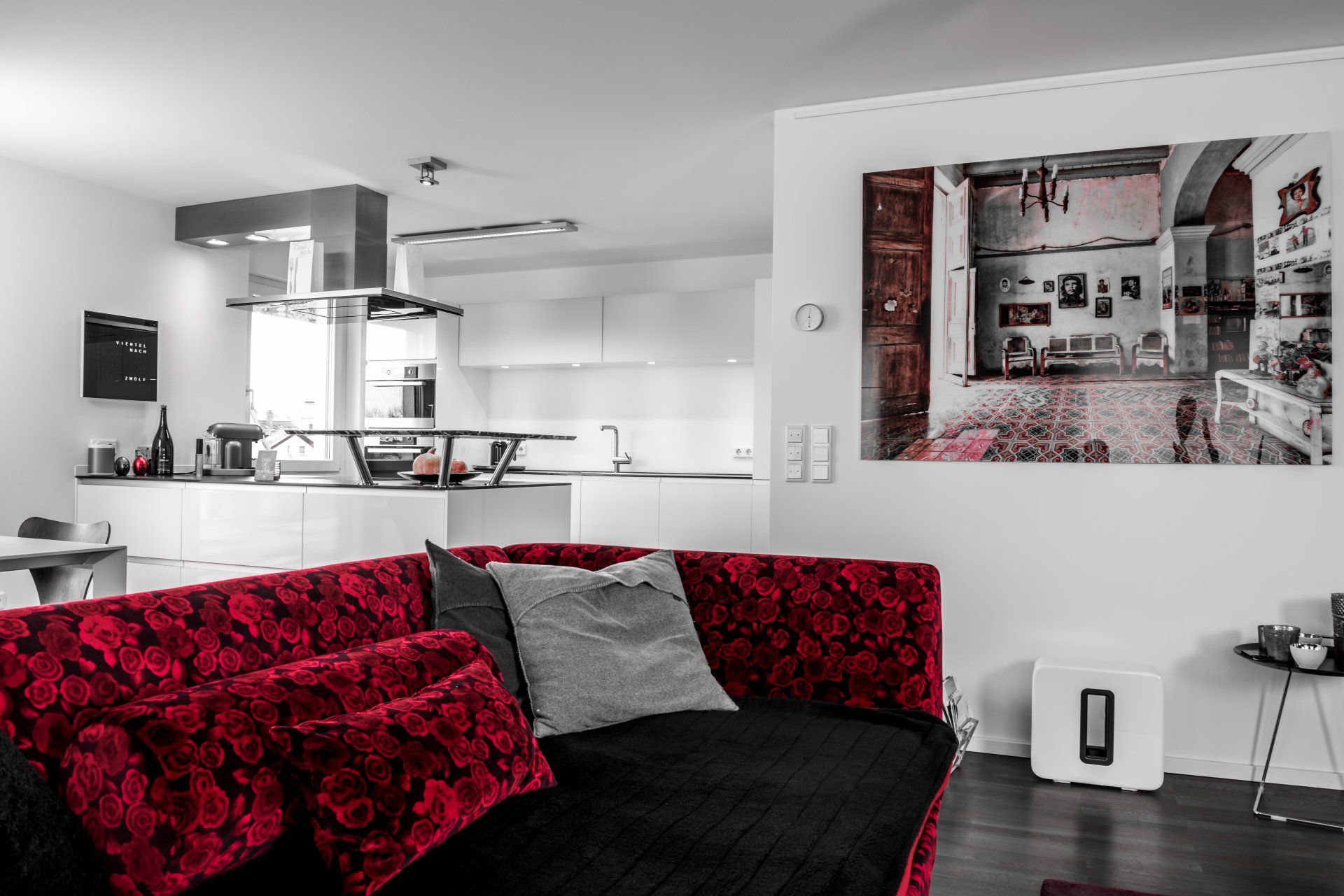 Inselküche mit Barplatte aus Granit und Arbeitsplatte aus satiniertem Glas