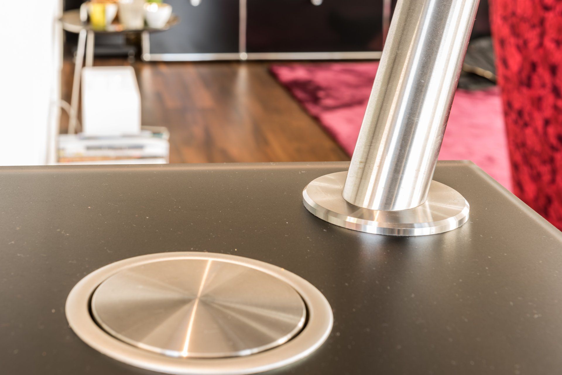 Inselküche mit eingelassenen Elementen, Detailaufnahme einer satinierten Glas-Arbeitsplatte