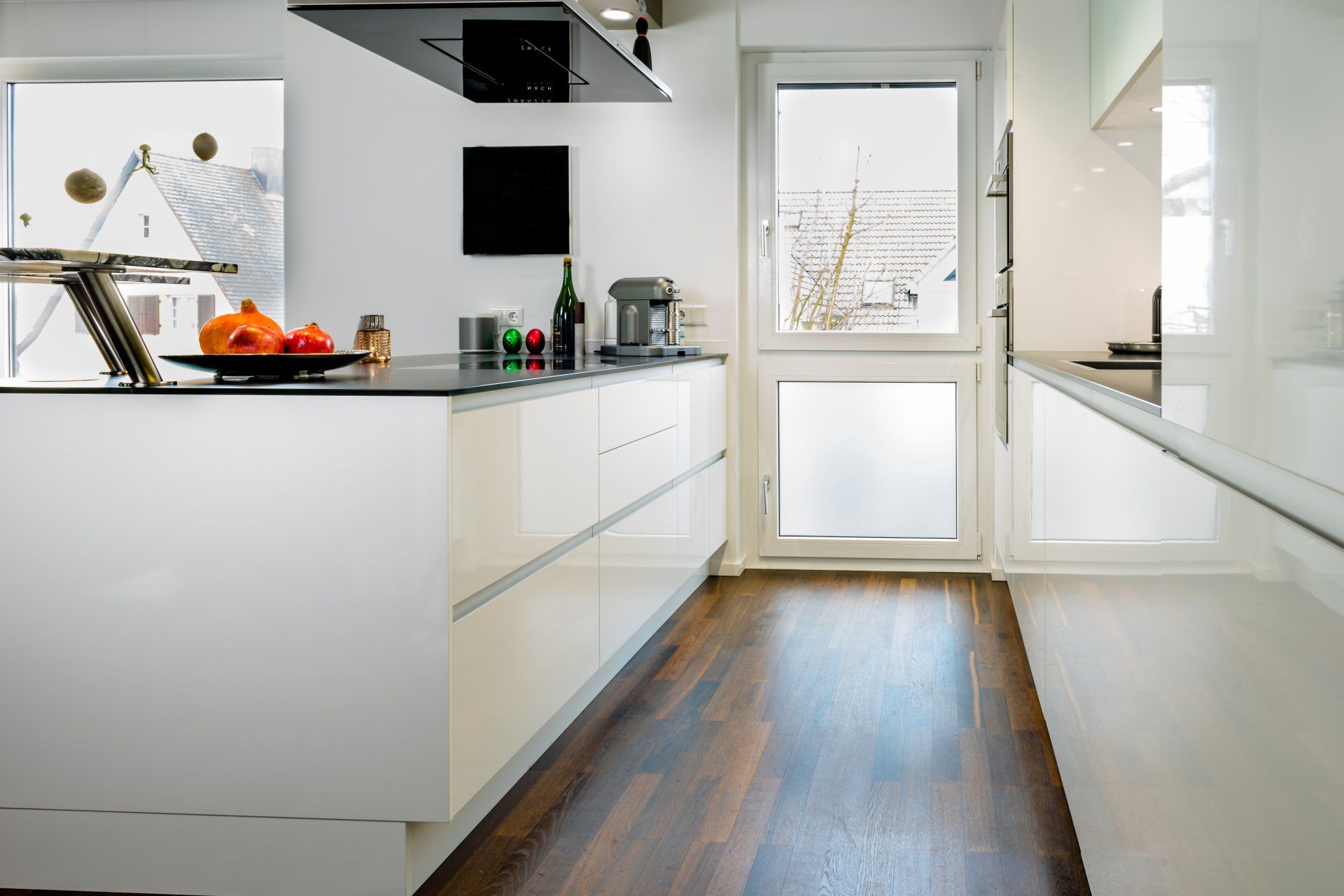 Inselküche mit Unterschränken in glänzendem Weiß, Design von Schreinerei BLEIER, Raum Rastatt/Karlsruhe