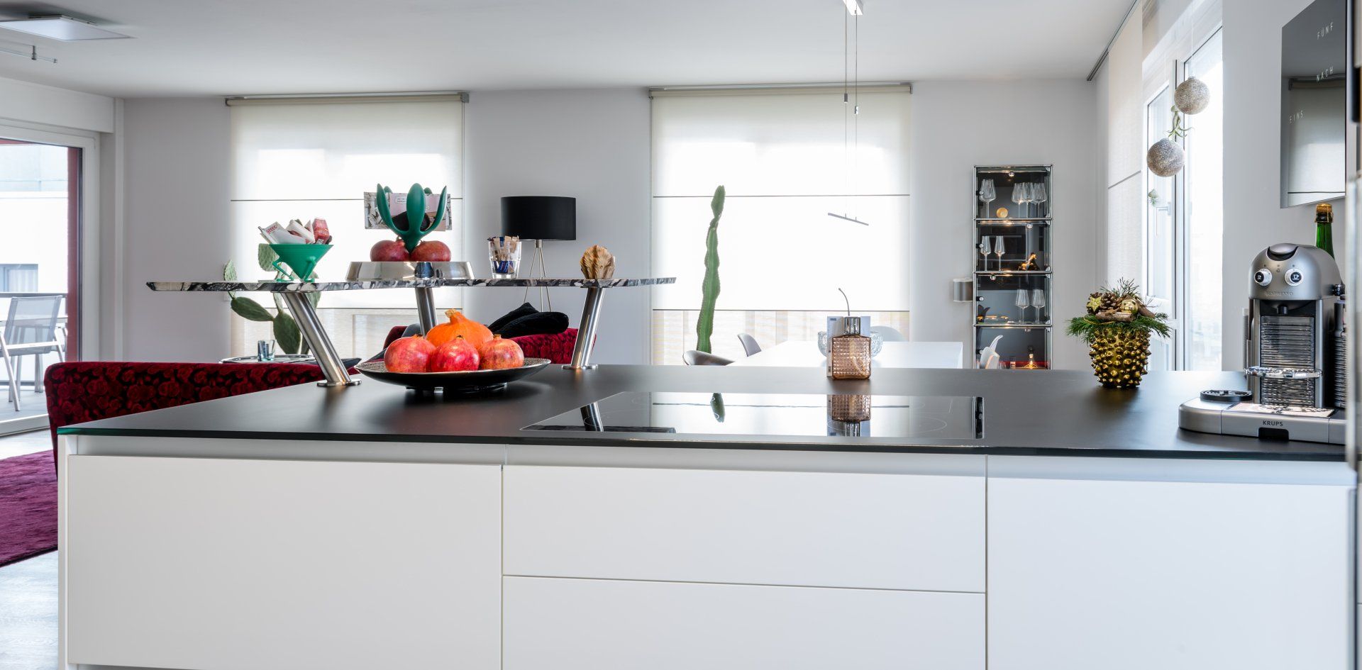 Inselküche mit Arbeitsplatte aus satiniertem Glas und eingelassenem Kochfeld, von Schreiner Winfried Bleier aus Bietigheim/Baden, Raum Karlsruhe