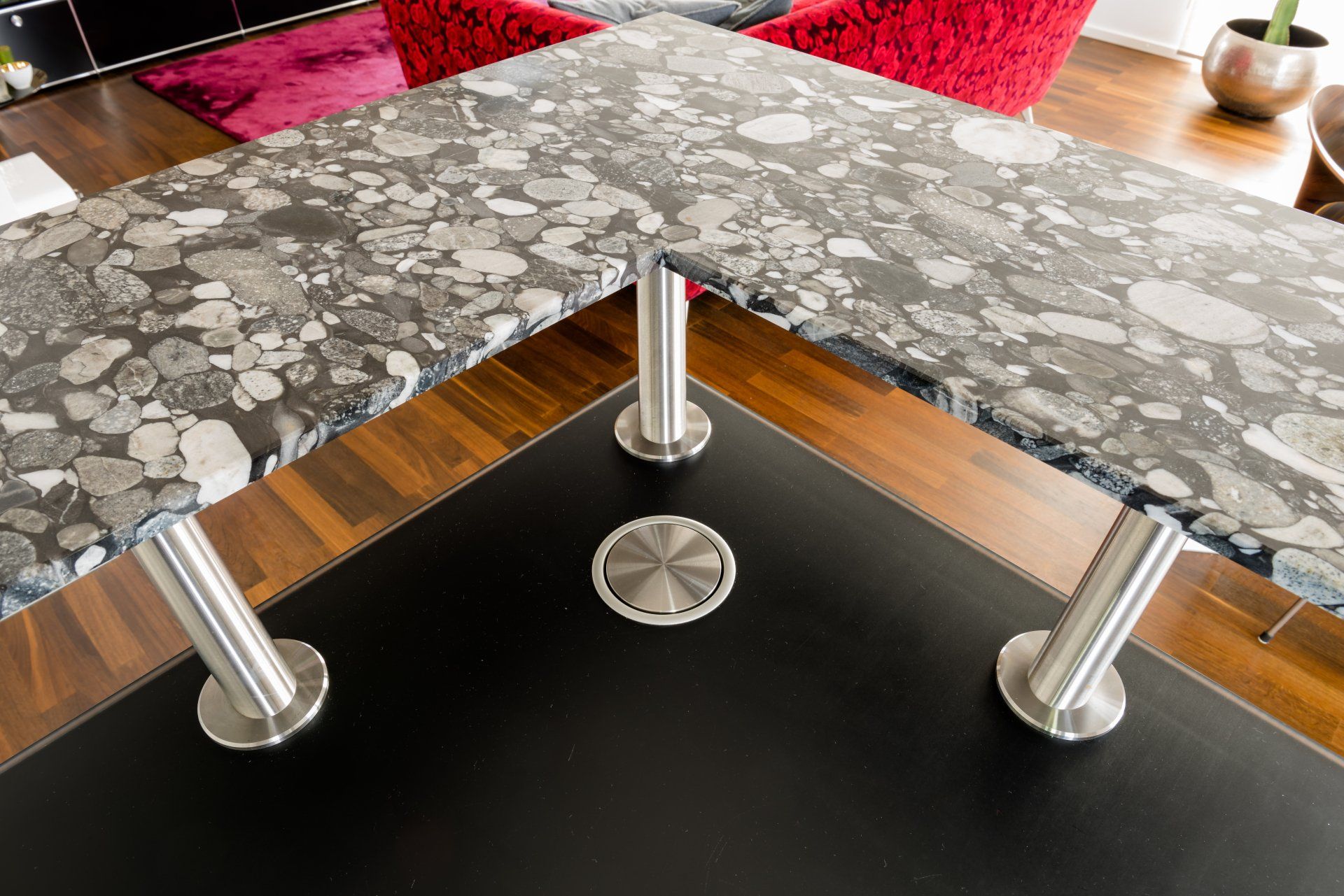 Edle Designer-Barplatte aus Granit auf einer Arbeitsplatte aus satiniertem Glas, Handarbeit von Schreinerei BLEIER LEBENSRÄUME