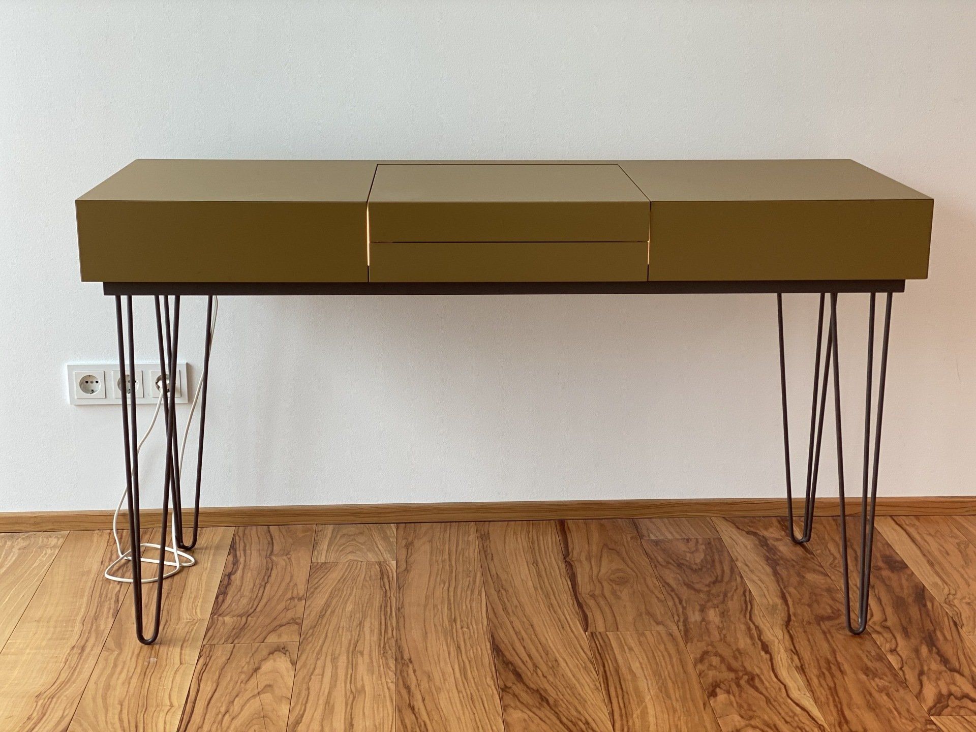 Edler Schminktisch mit Beleuchtung und filigranen Beinen der Schreinerei BLEIER Lebensräume