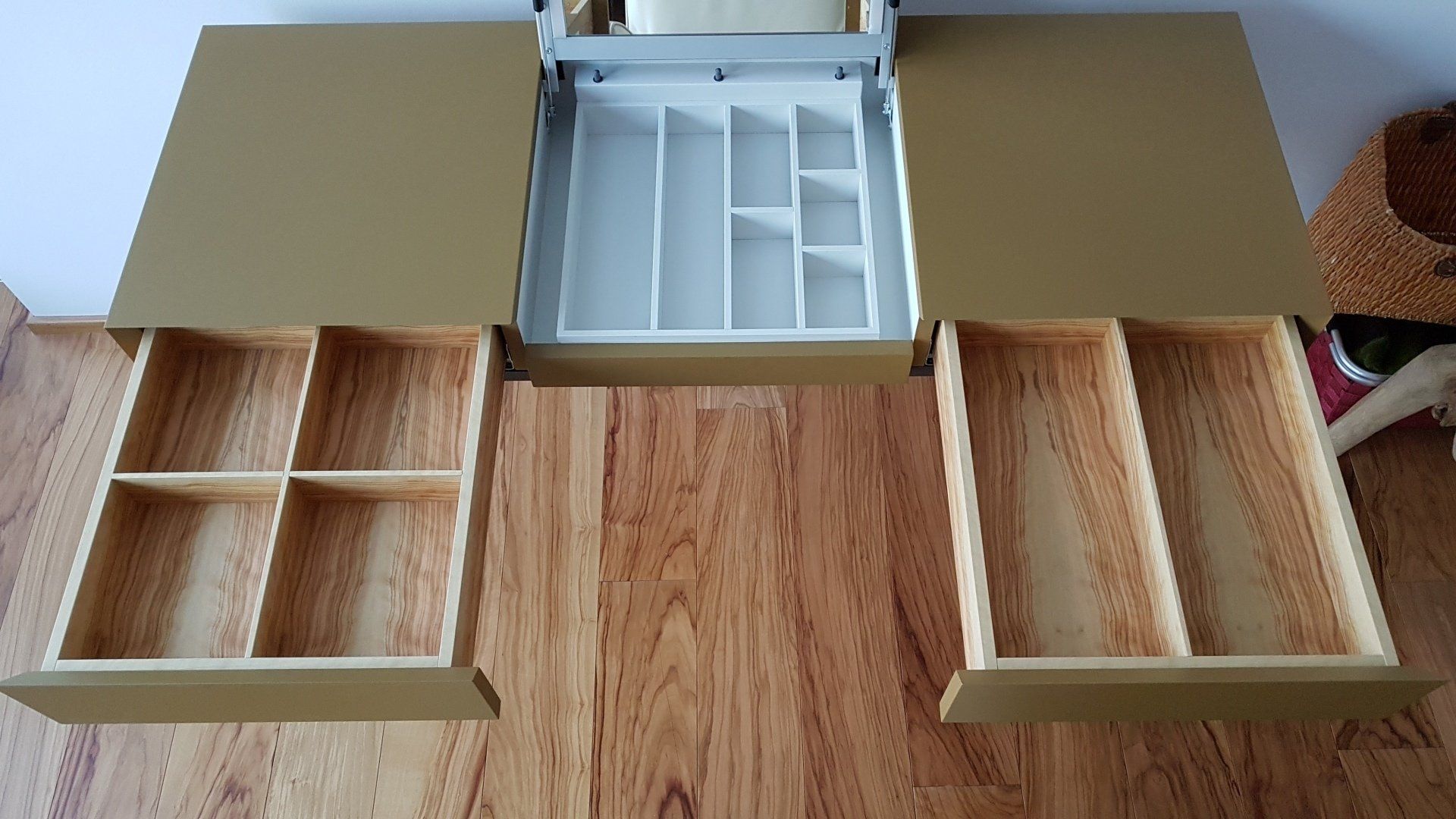 Eleganter Schminktisch mit Beleuchtung von Schreinerei BLEIER Lebensräume, Schubladen offen und Spiegel hochgeklappt