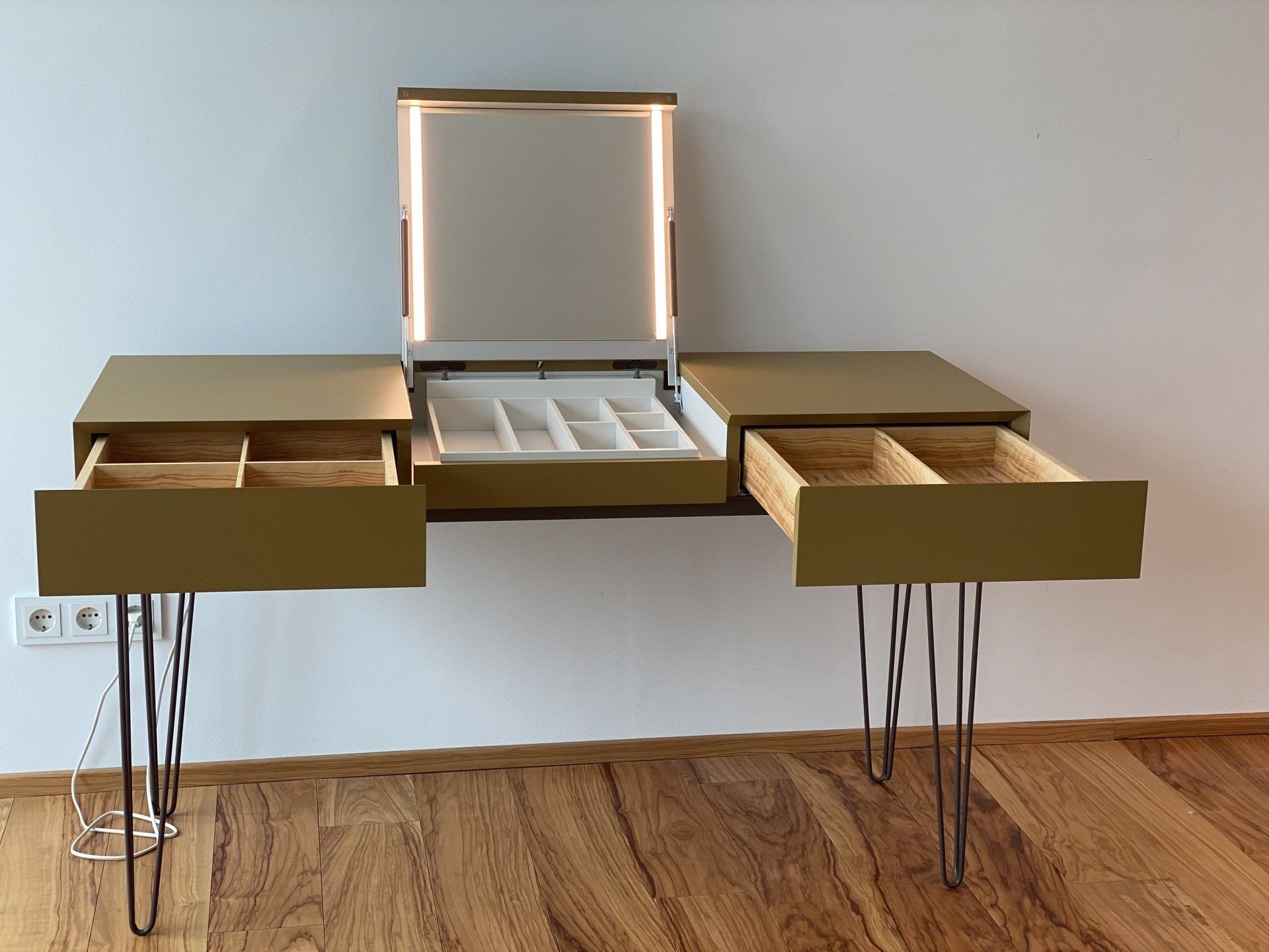 Filigraner Tisch mit cleverer LED-Beleuchtung