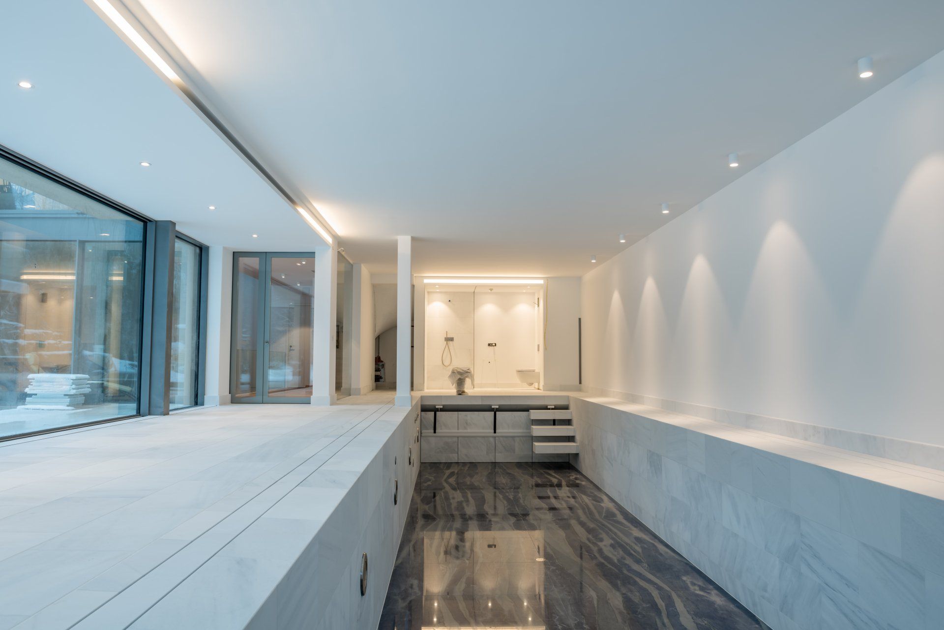 Tür für Schwimmbad, Innenansicht mit leerem Schwimmbecken und links die Tür