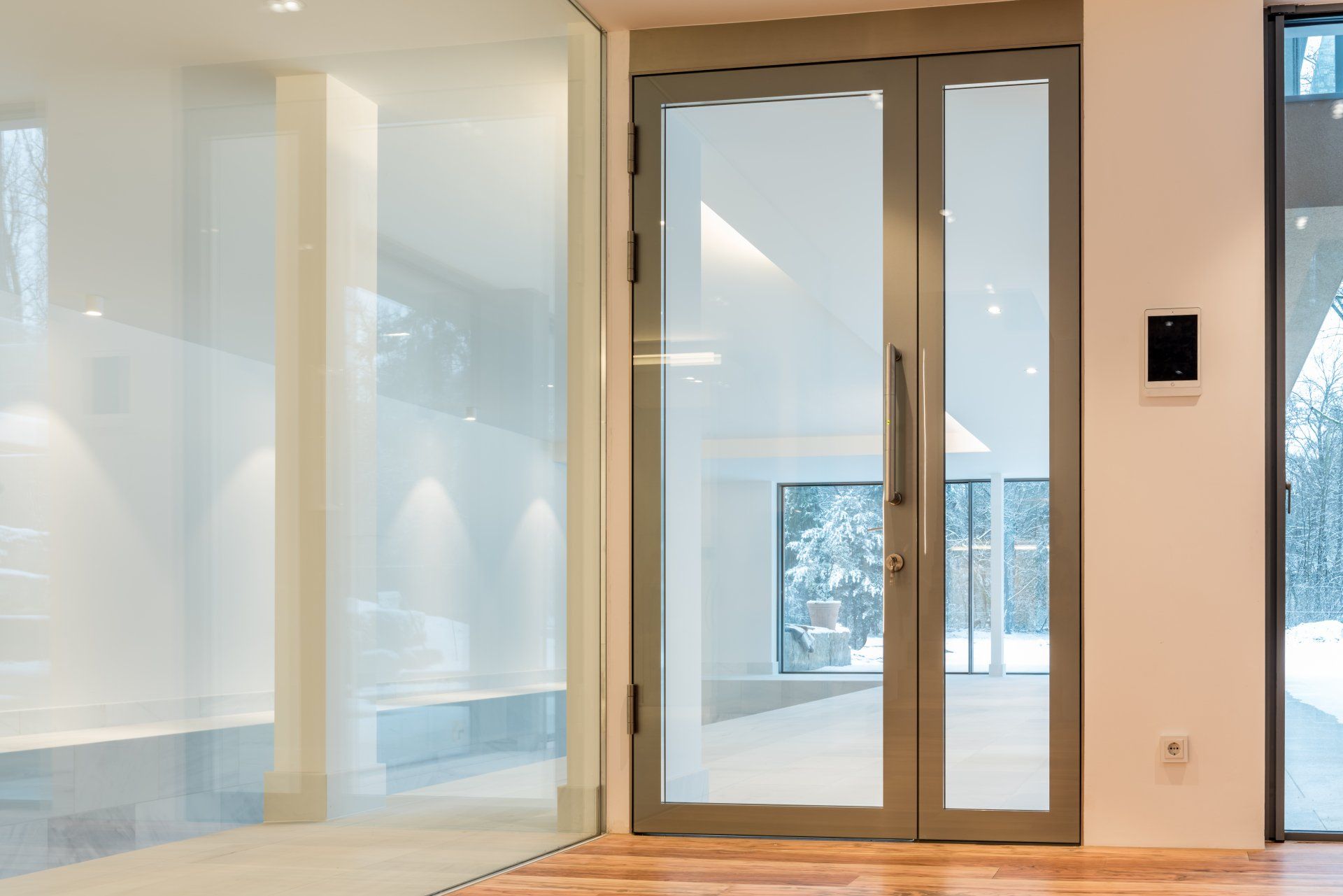 Tür für Schwimmbad, aus Isolierglas und Aluminium, gefertigt von Schreinerei BLEIER Lebensräume aus Bietigheim/Karlsruhe