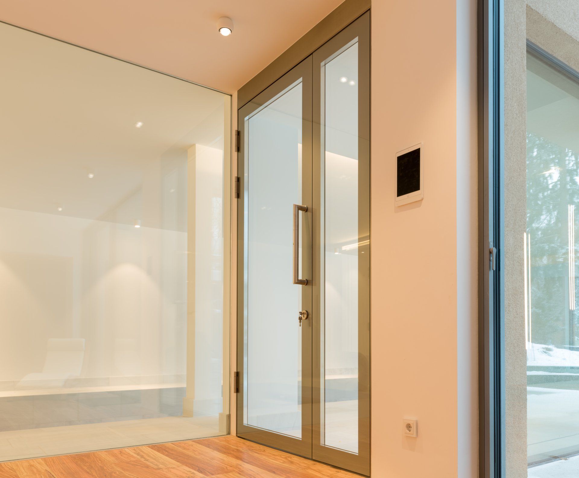 Schwimmbadtür von BLEIER Lebensräume, aus Isolierglas mit Aluminiumrahmen