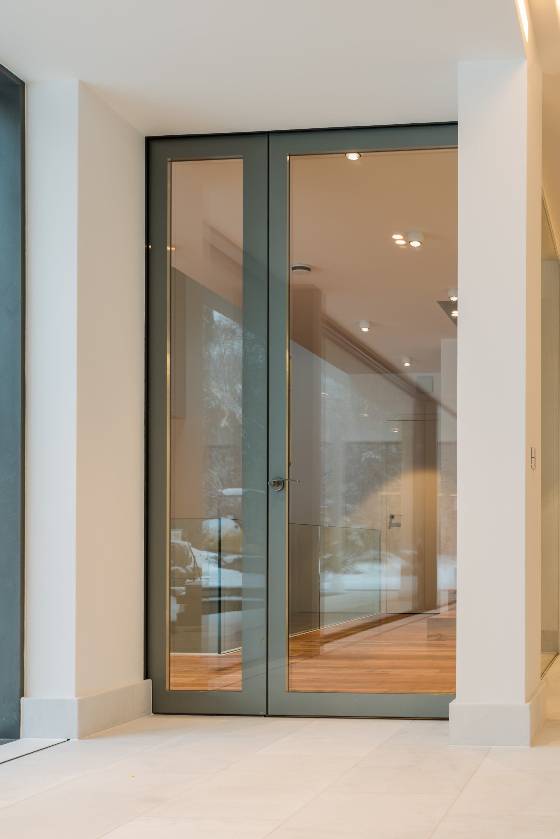 Schwimmbad-Tür von Schreiner Bleier aus Bietigheim/Rastatt Innenansicht mit leerem Schwimmbecken und links die Tür