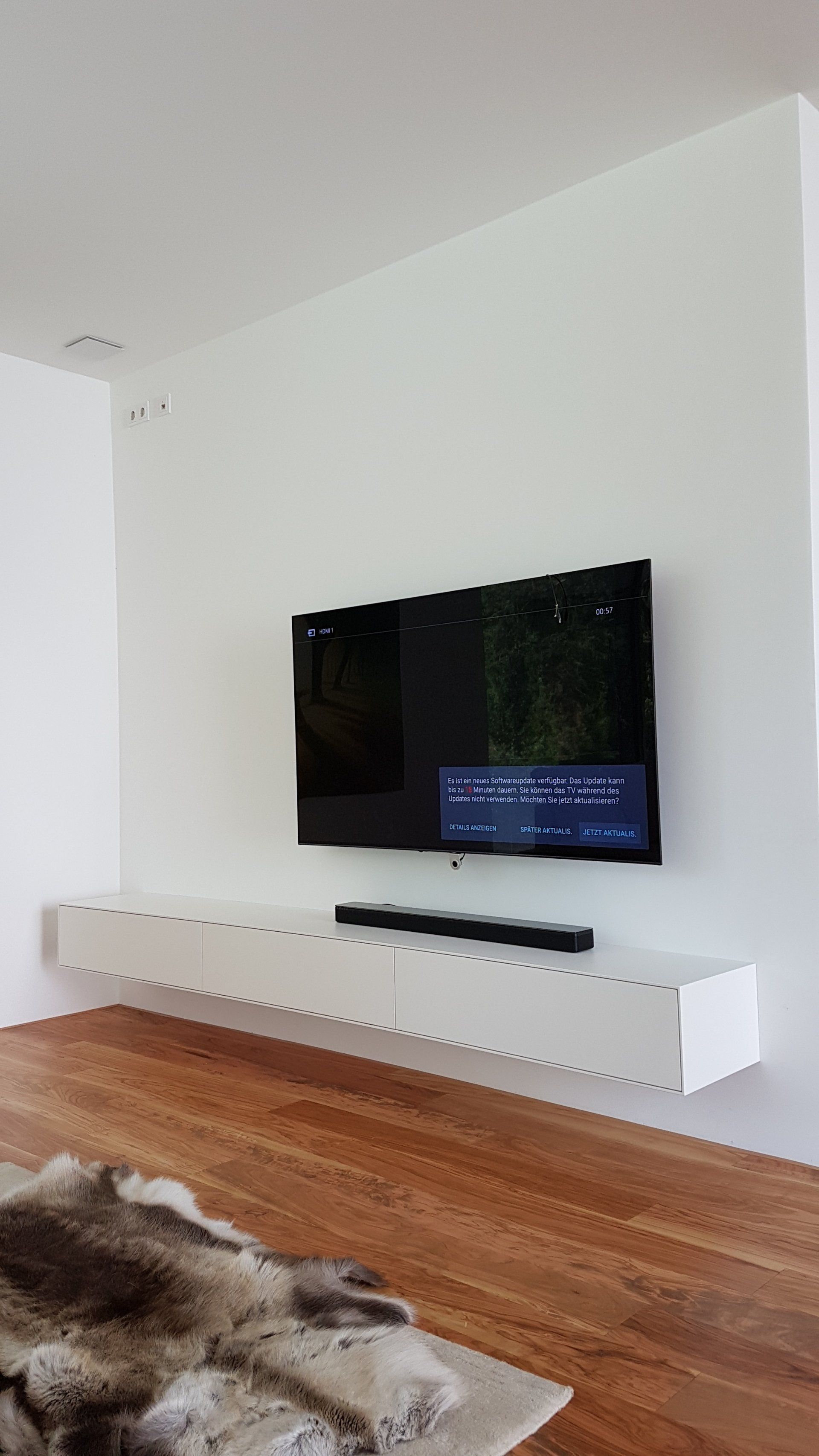 Weißes TV-Lowboard von Schreinerei BLEIER , im Wohnzimmer mit Fernseher