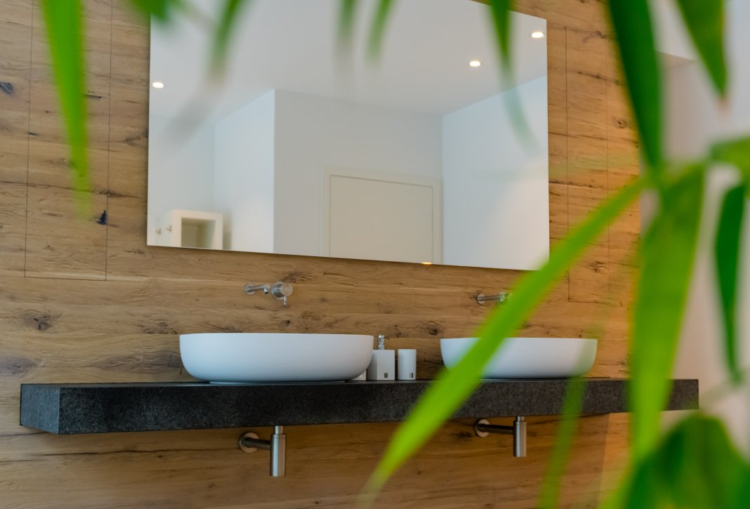 Badezimmer aus Holz mit zwei Waschbecken und Spiegel, von Schreiner BLEIER aus Bietigheim/Karlsruhe