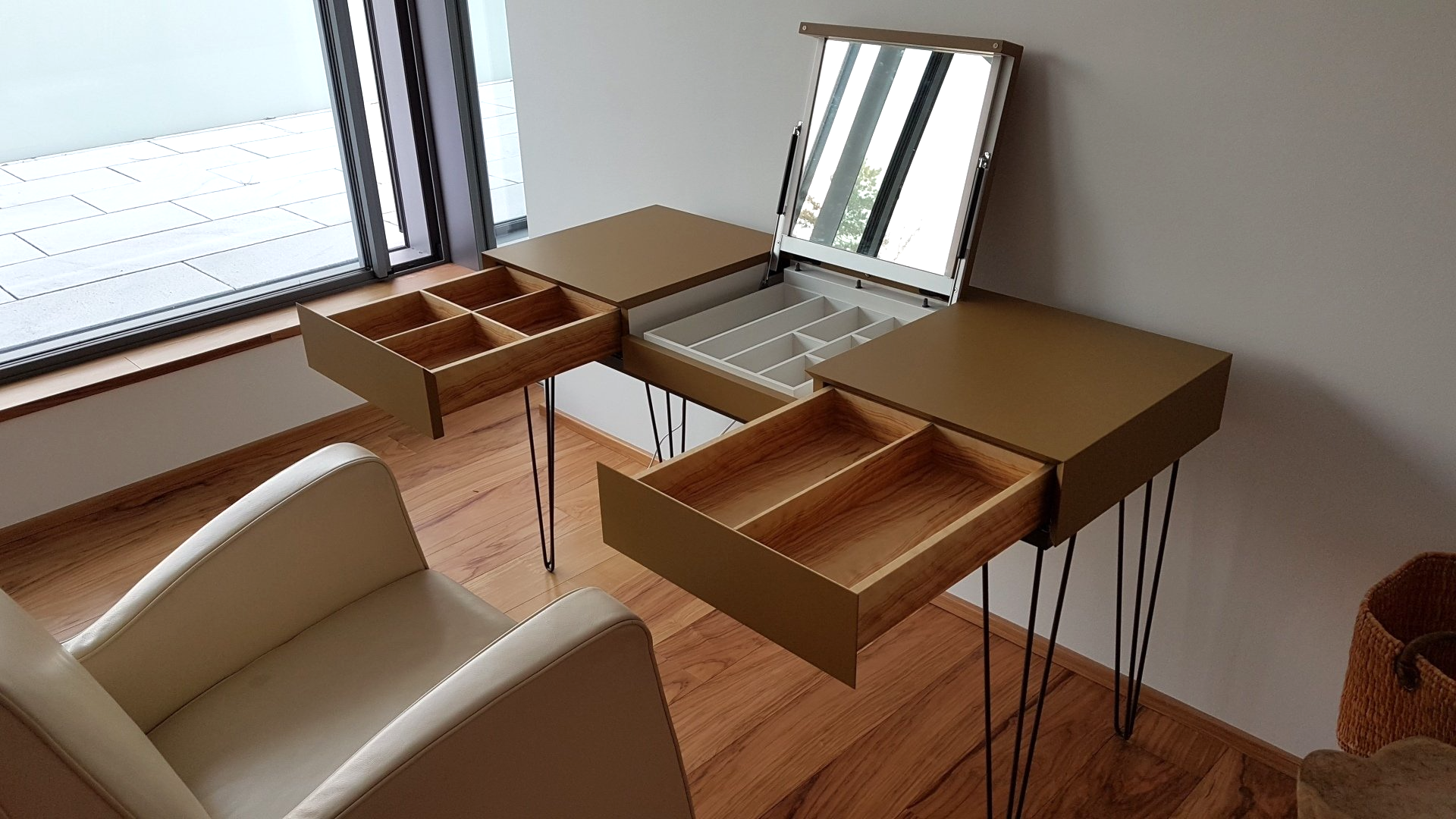 Eleganter Holz-Schminktisch mit Beleuchtung von BLEIER Lebensräume, Schreiner aus Bietigheim bei Karlsruhe