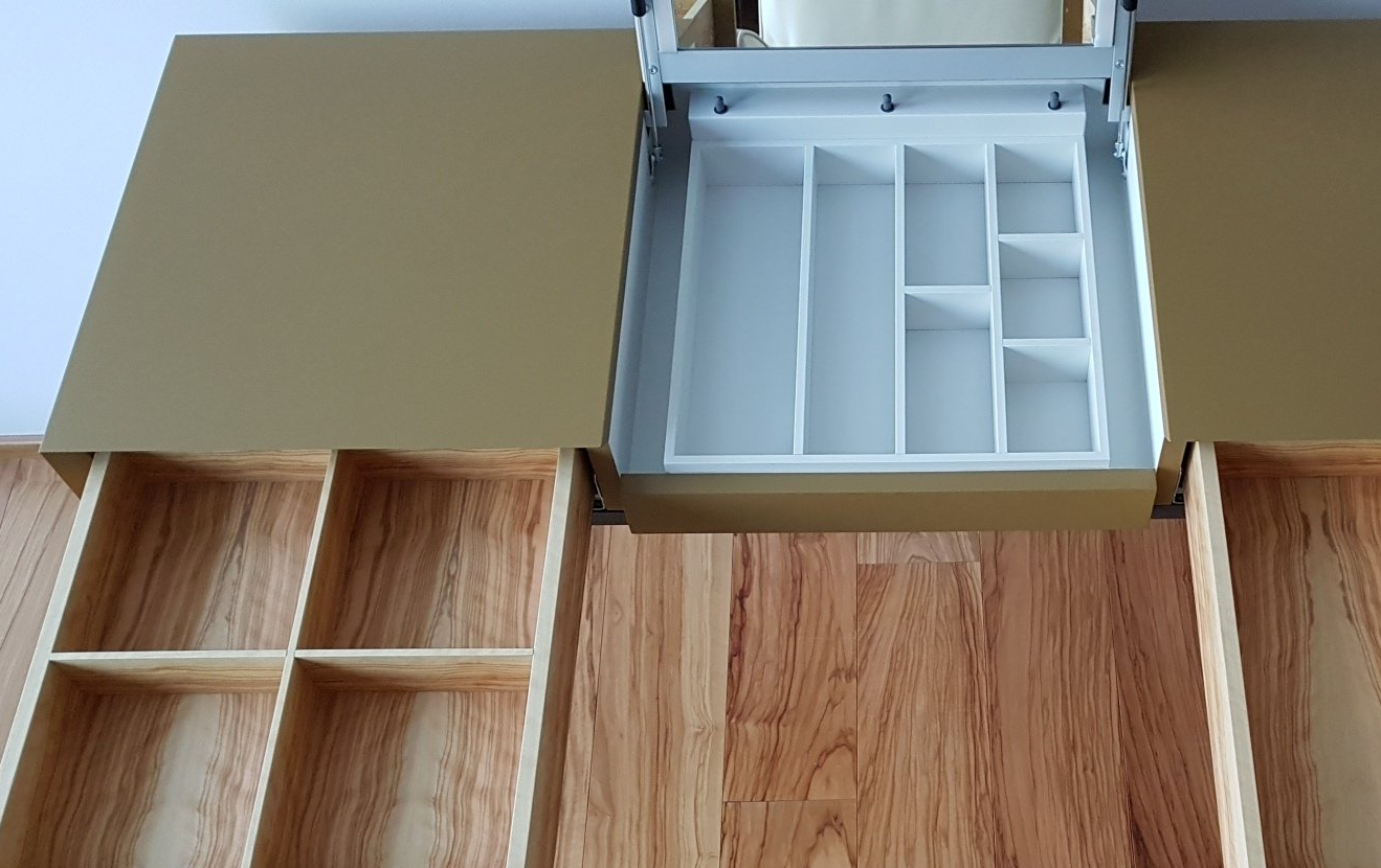 Ein Schminktisch mit Schubladen von BLEIER