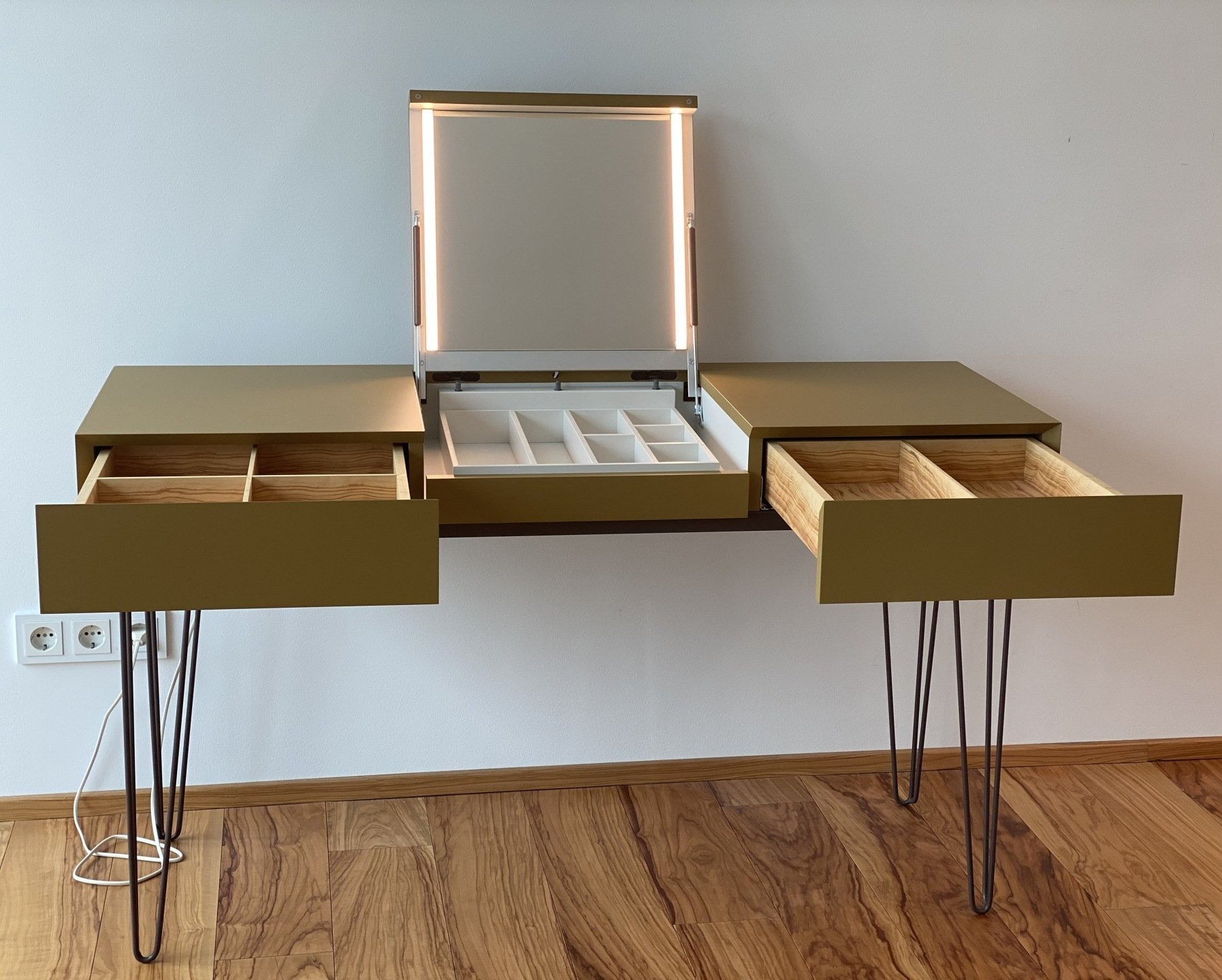 Schminktisch mit Beleuchtung der Schreinerei BLEIER Lebensräume aus Bietigheim bei Karlsruhe