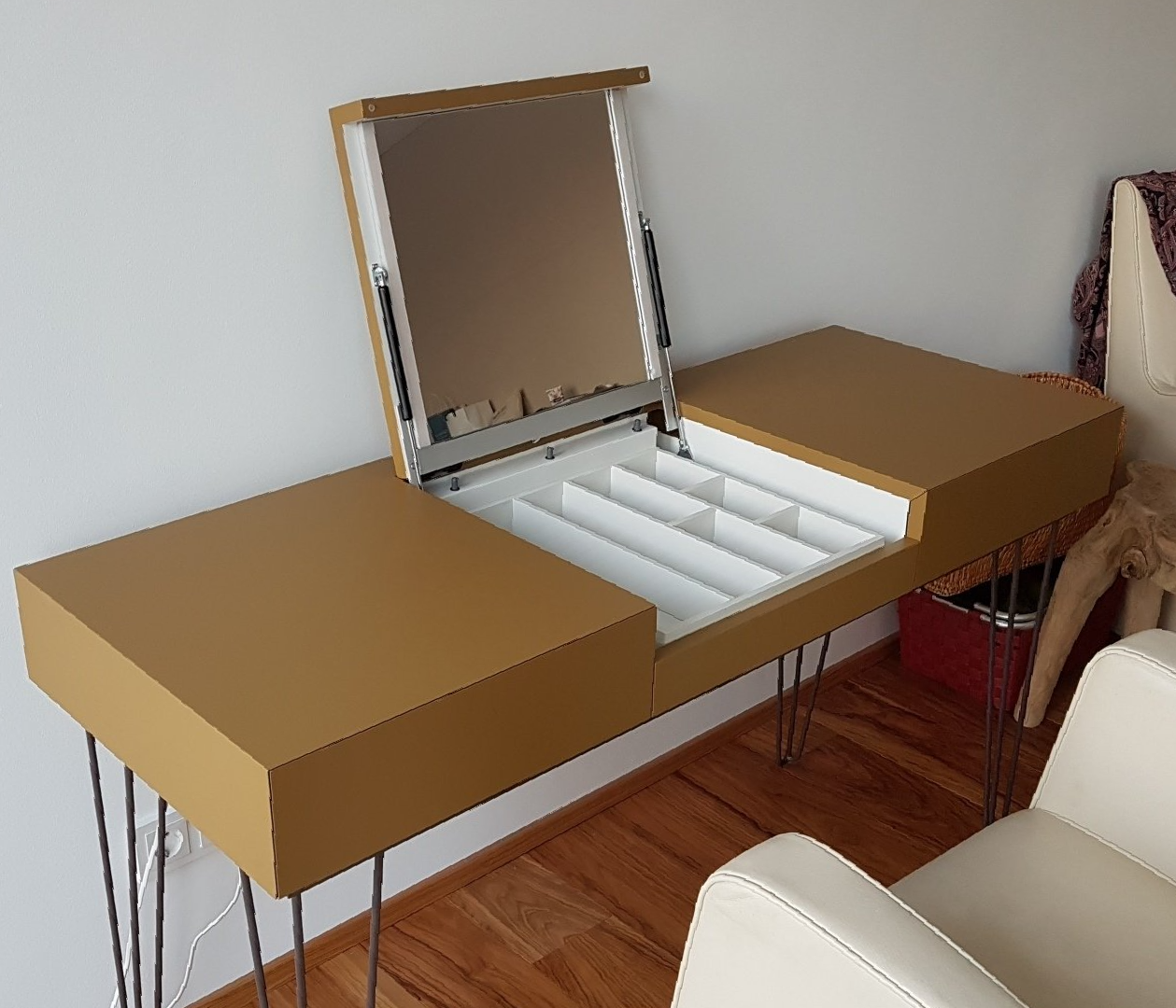 Seitenansicht beleuchteter Schminktisch, Schreinerei BLEIER