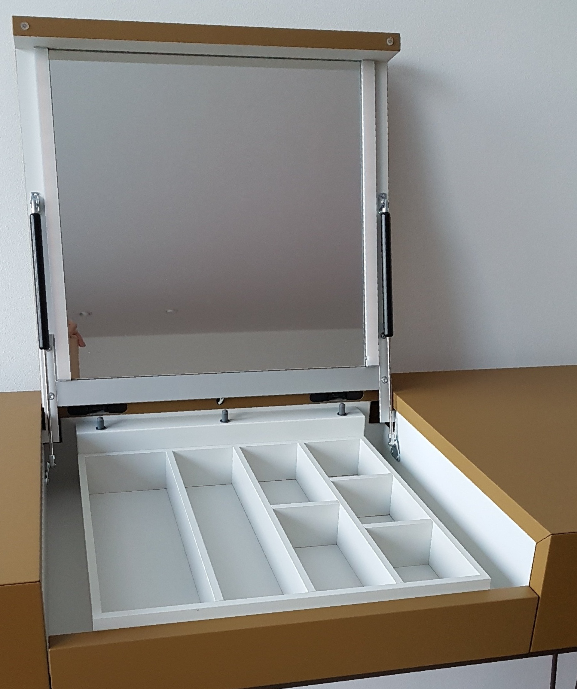 Schminktisch mit LED-Beleuchtung, Spiegel und Fächern für Schminutensilien von Schreiner BLEIER aus dem Raum Karlsruhe