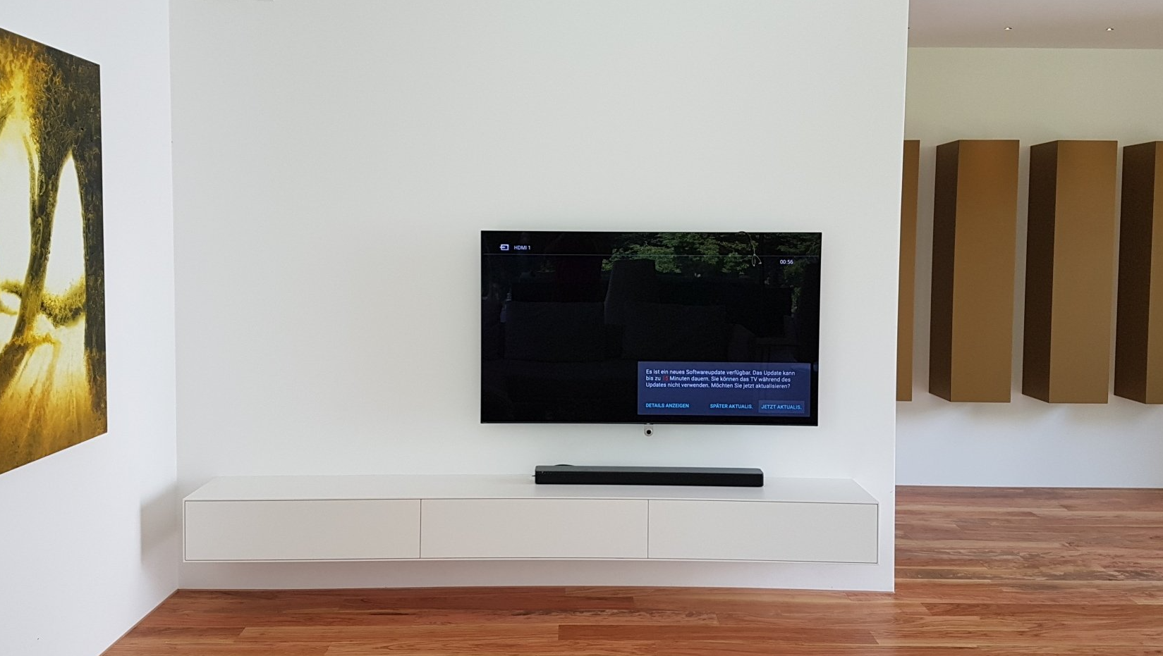 TV-Lowboard von BLEIER Lebensräume im Wohnzimmer, darüber ein Fernseher, im Hintergrund edle Schrankelemente