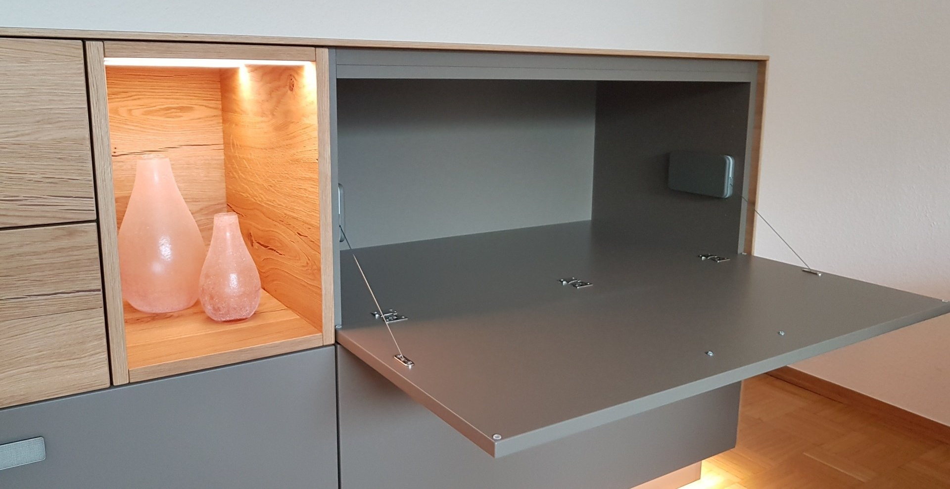 Ein beleuchteter Wohnzimmerschrank von BLEIER