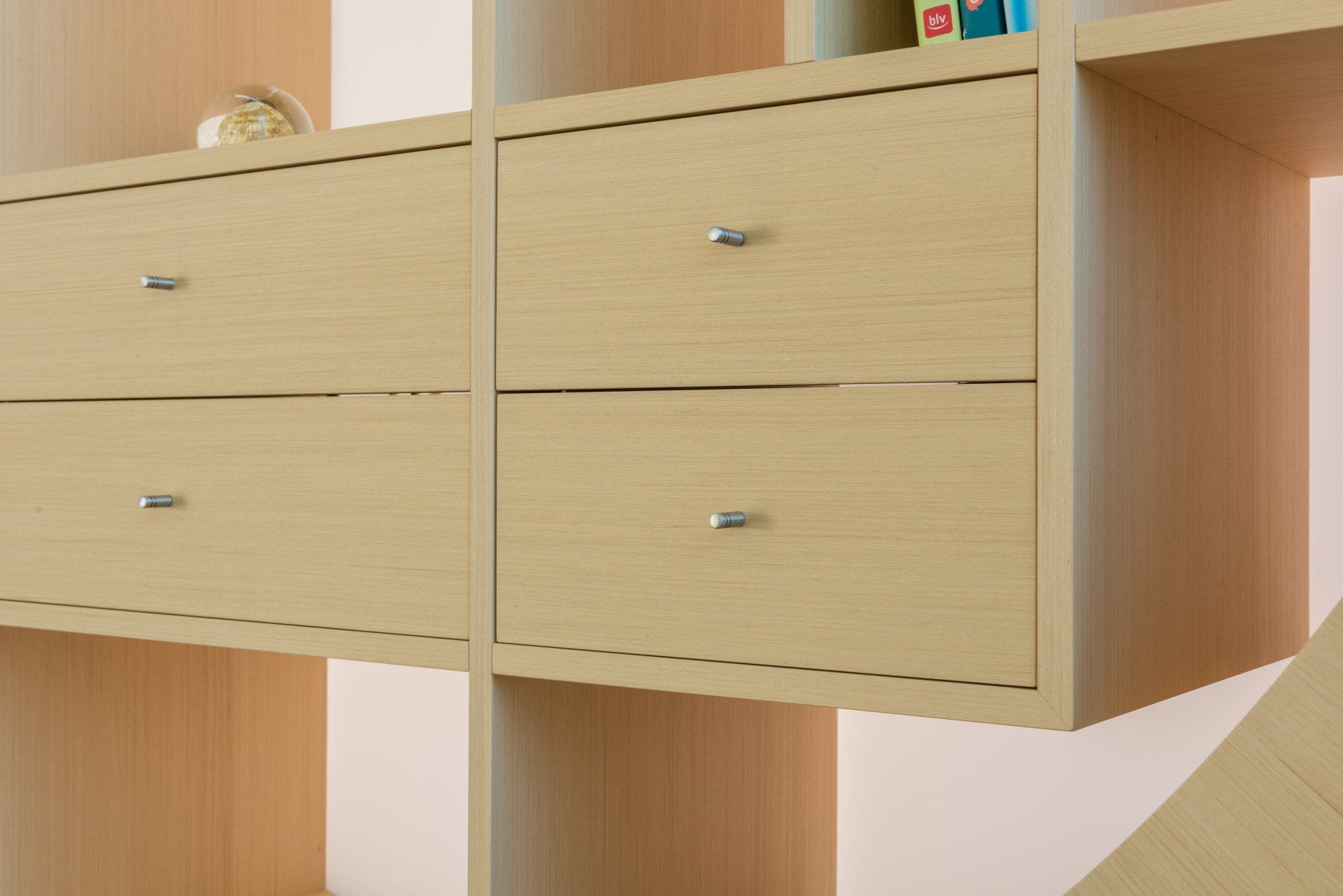 Die Schubladen des eckigen Regals der Schreinerei BLEIER aus Bietigheim/Karlsruhe