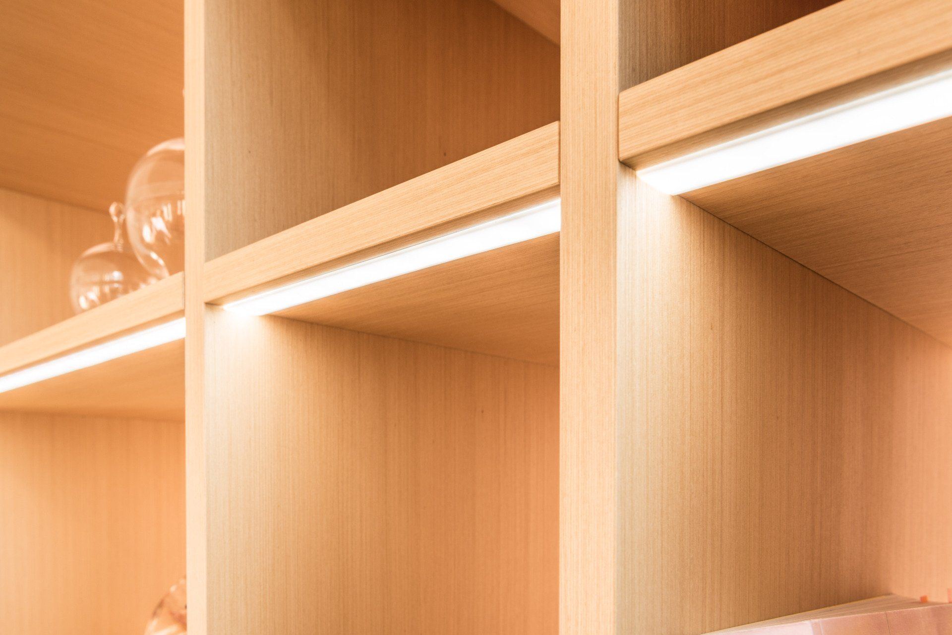 Fächer des runden Regals mit LED-Bändern