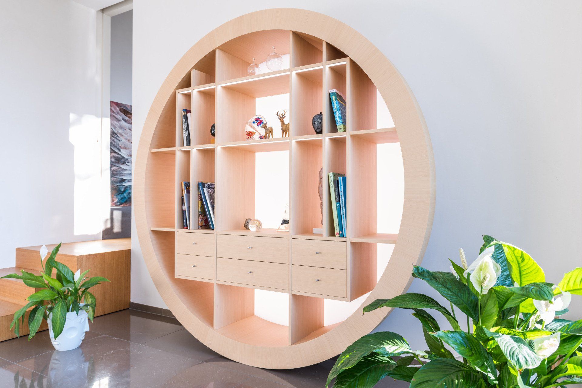 Regal in runder Form aus Holz für das Wohnzimmer, Handarbeit vom Schreiner Bleier aus Bietigheim/Badenvon