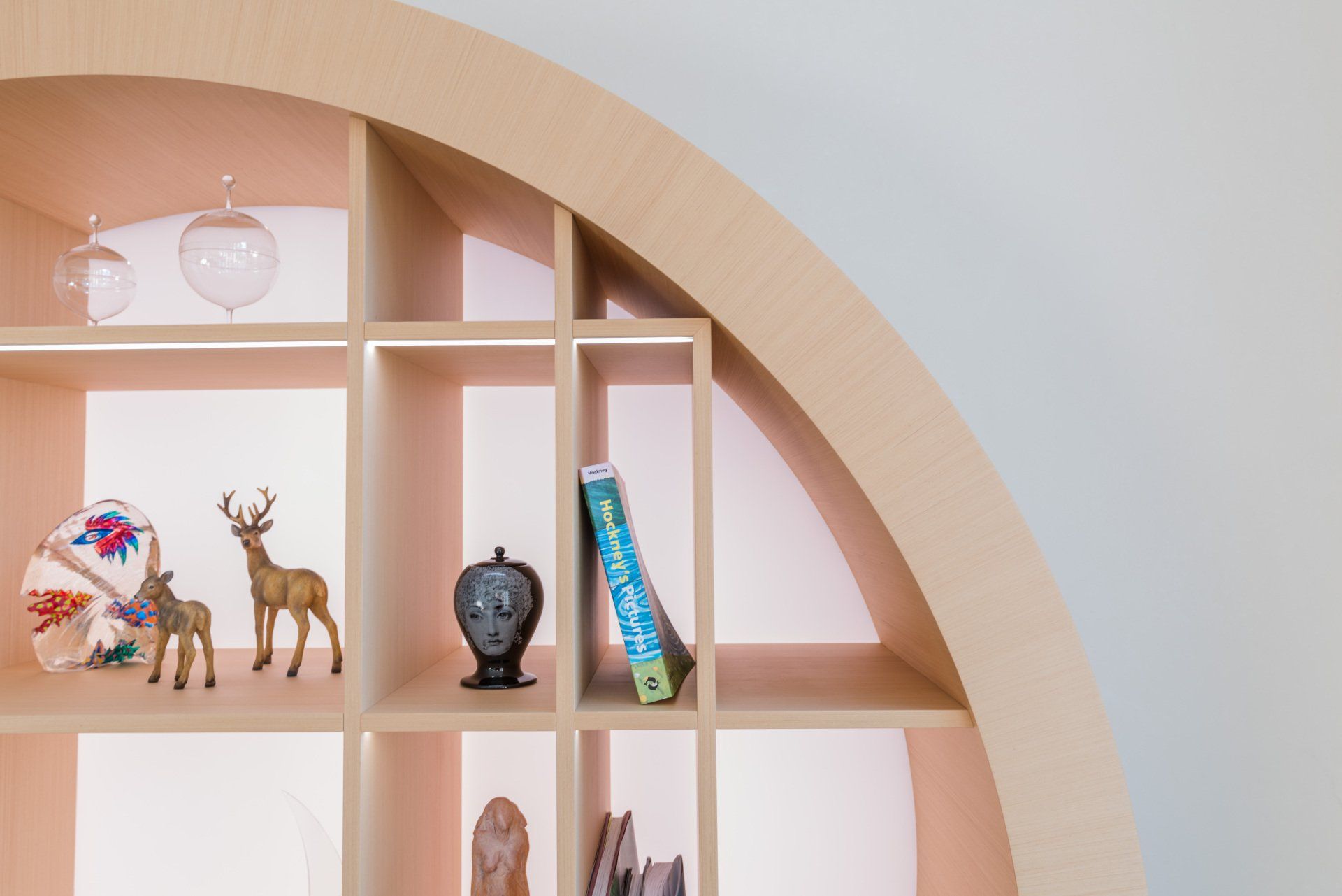 Dekoobjekte im runden Regal von Schreinerei Bleier Lebensräume