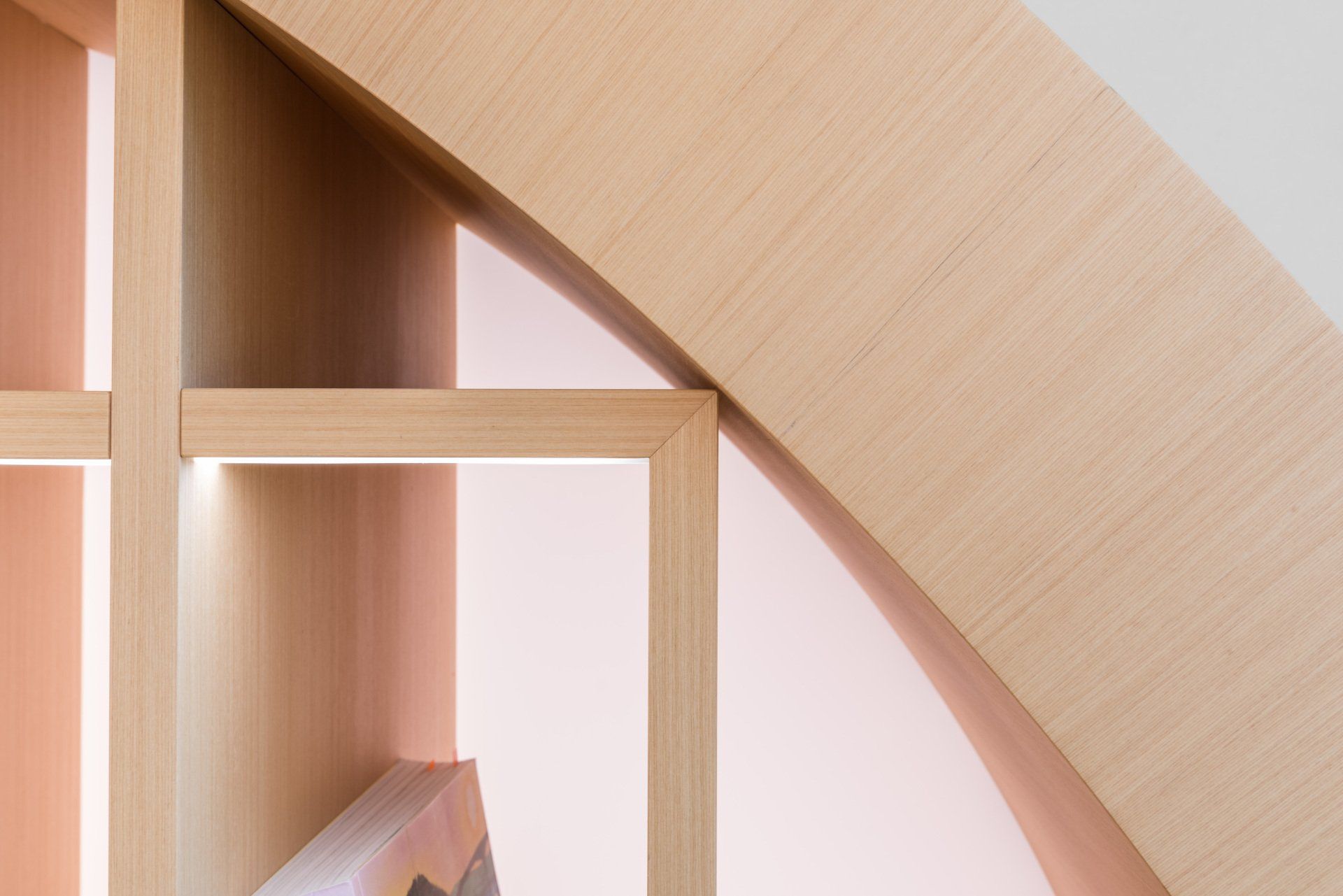 Ein eckiges Holzelement trifft auf ein rundes Holzelement, Nahaufnahme