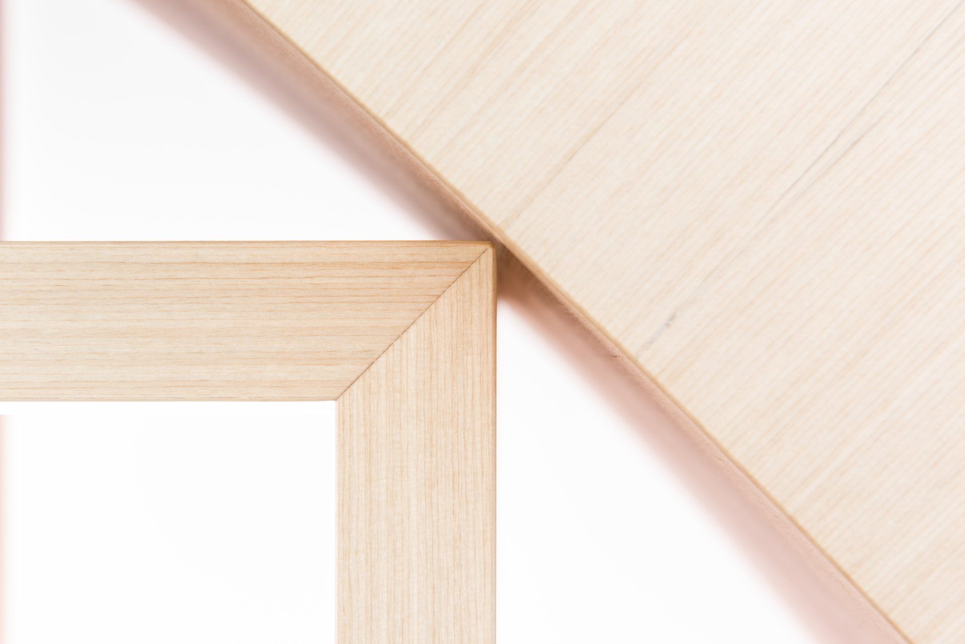 Ein Winkel trifft auf ein rundes Element beim runden Regal