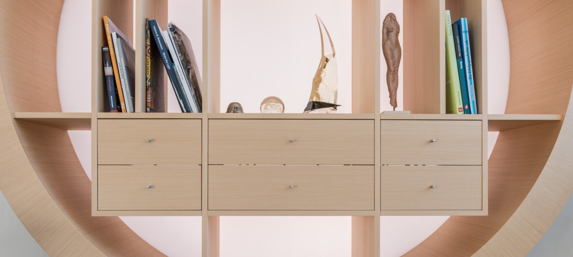 Zwei Schubladen in der Mitte des Regals, auf ihnen Dekoartikel