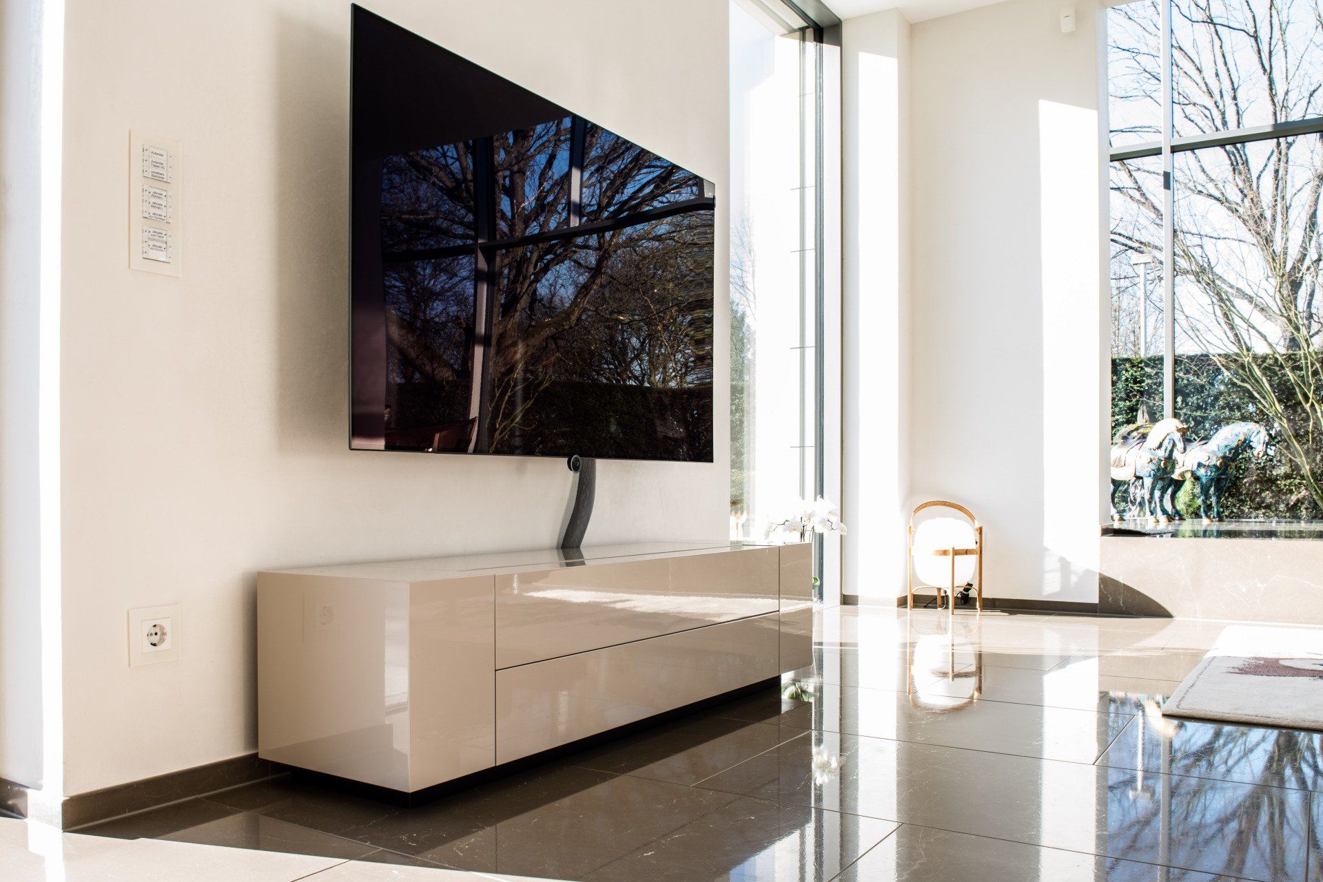 TV-Lowboard in heller Optik mit dünnen Fugen und grifflosen Fronten