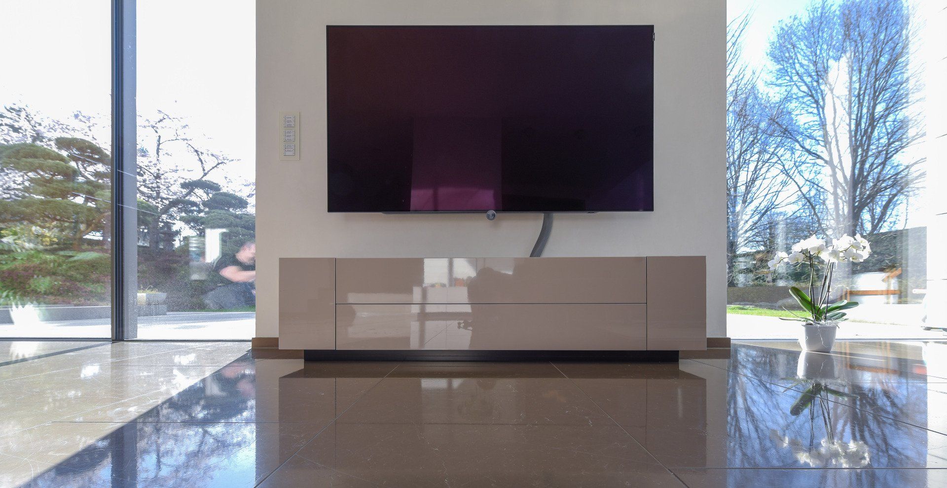 TV-Lowboard mit dünnen Fugen und grifflosen Fronten der Schreinerei Bleier aus Bietigheim/Karlsruhe