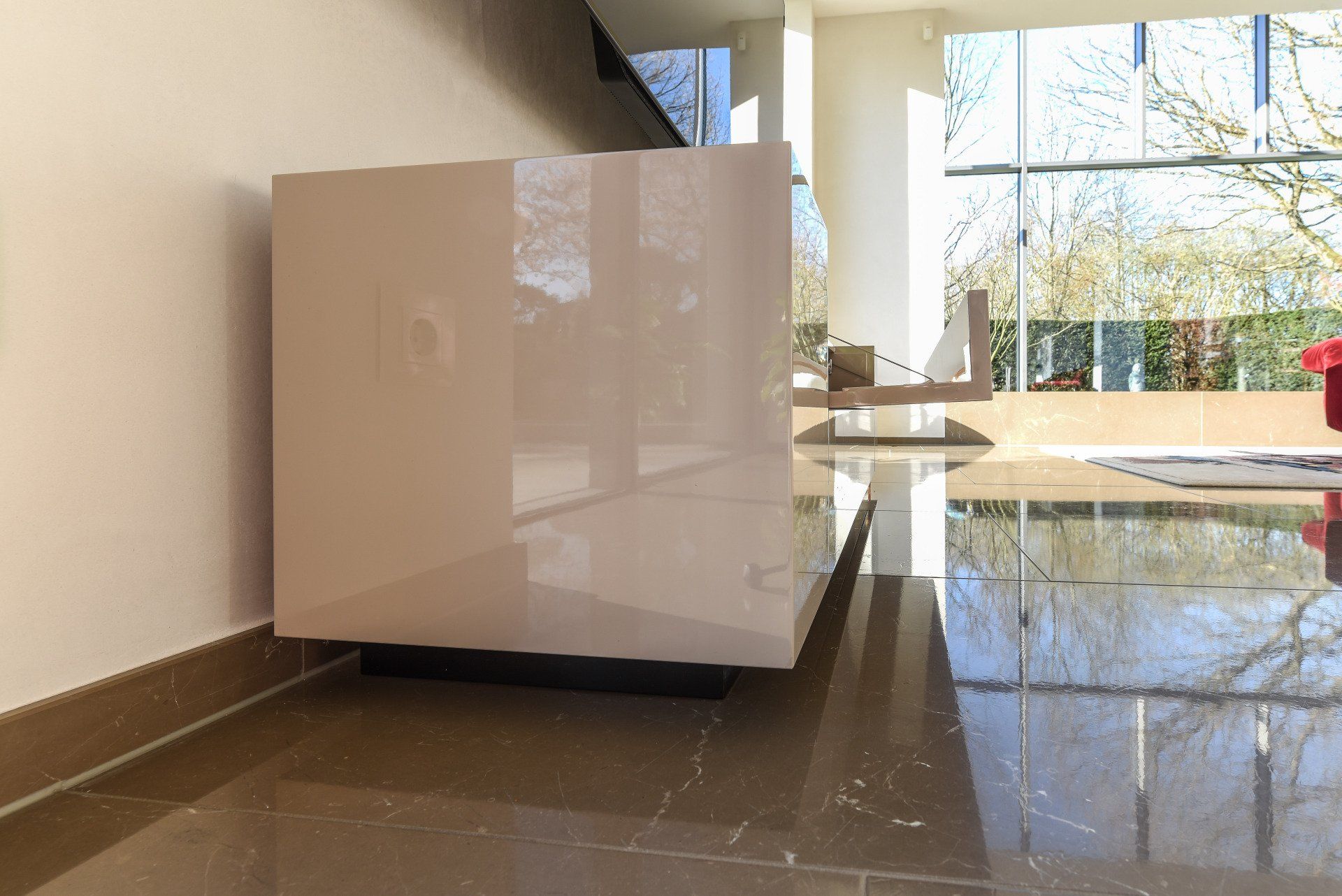 Lowboard für Fernseher, in heller, edler Optik, mit dünnen Fugen und grifflosen Fronten