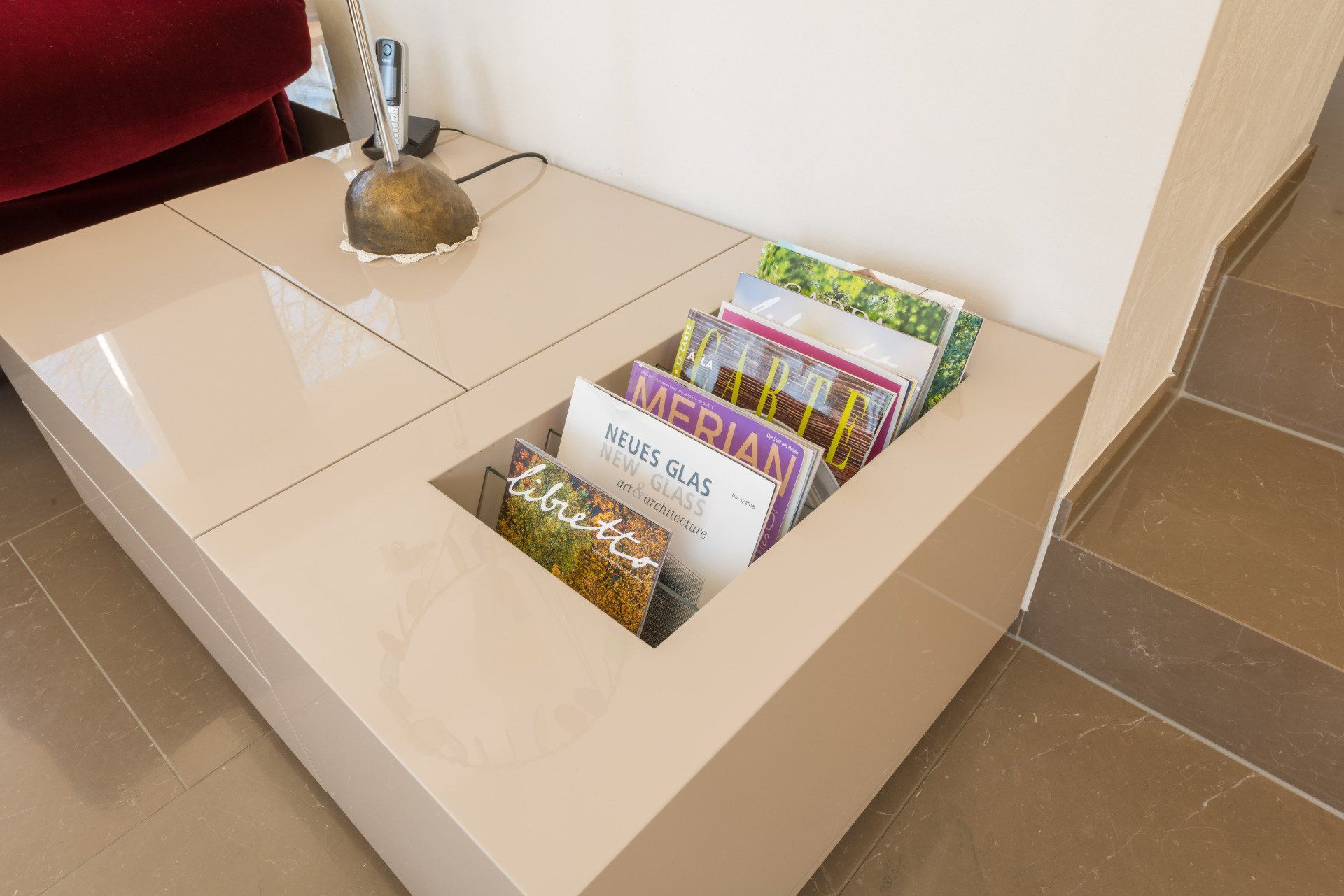 Lowboard für das Wohnzimmer mit Fächern für Zeitschriften