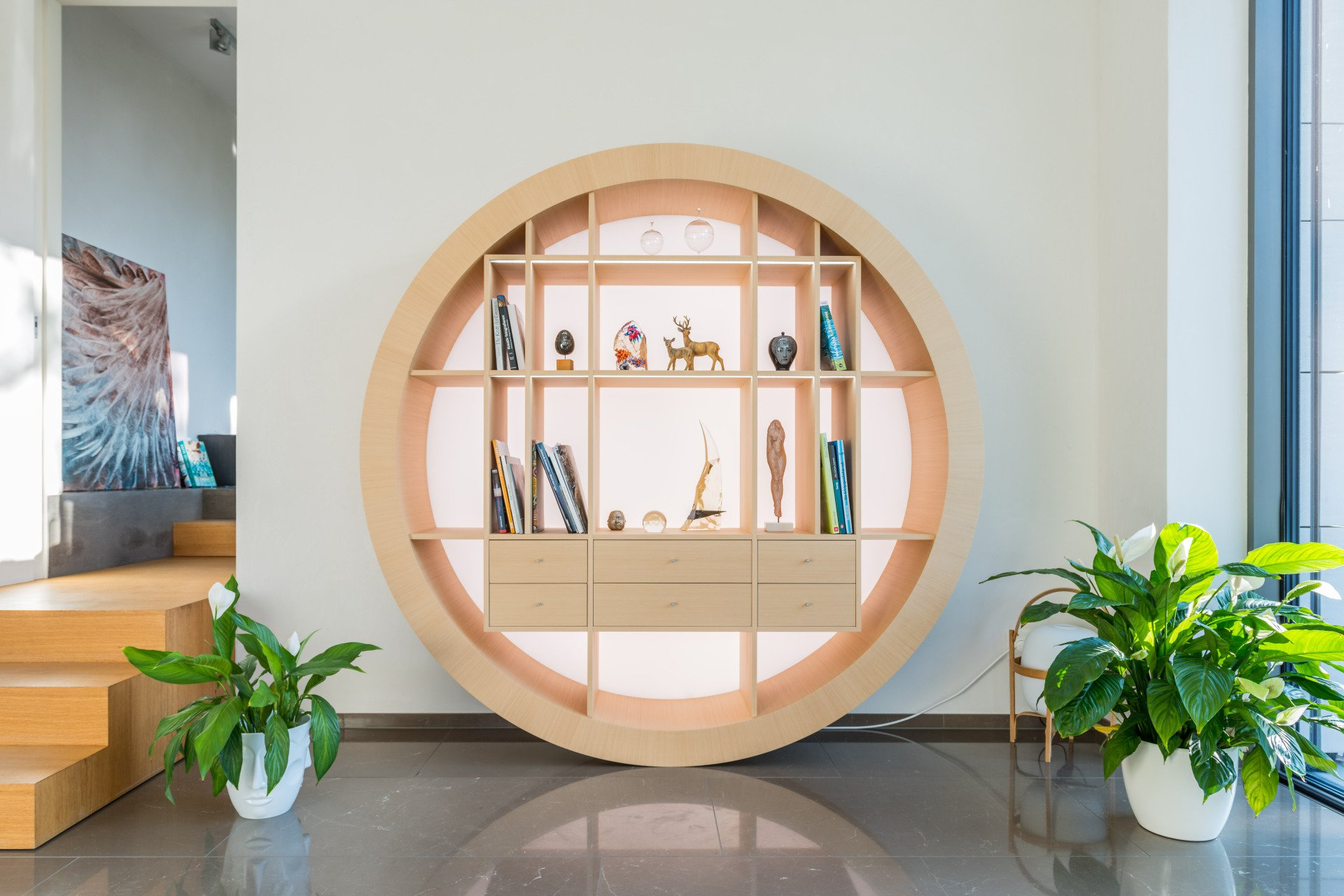 Edles Wohnzimmer-Regal in runder Form mit Fächern und LED-Beleuchtung, Handarbeit von Schreiner BLEIER Lebensräume aus Bietigheim/Karlsruhe