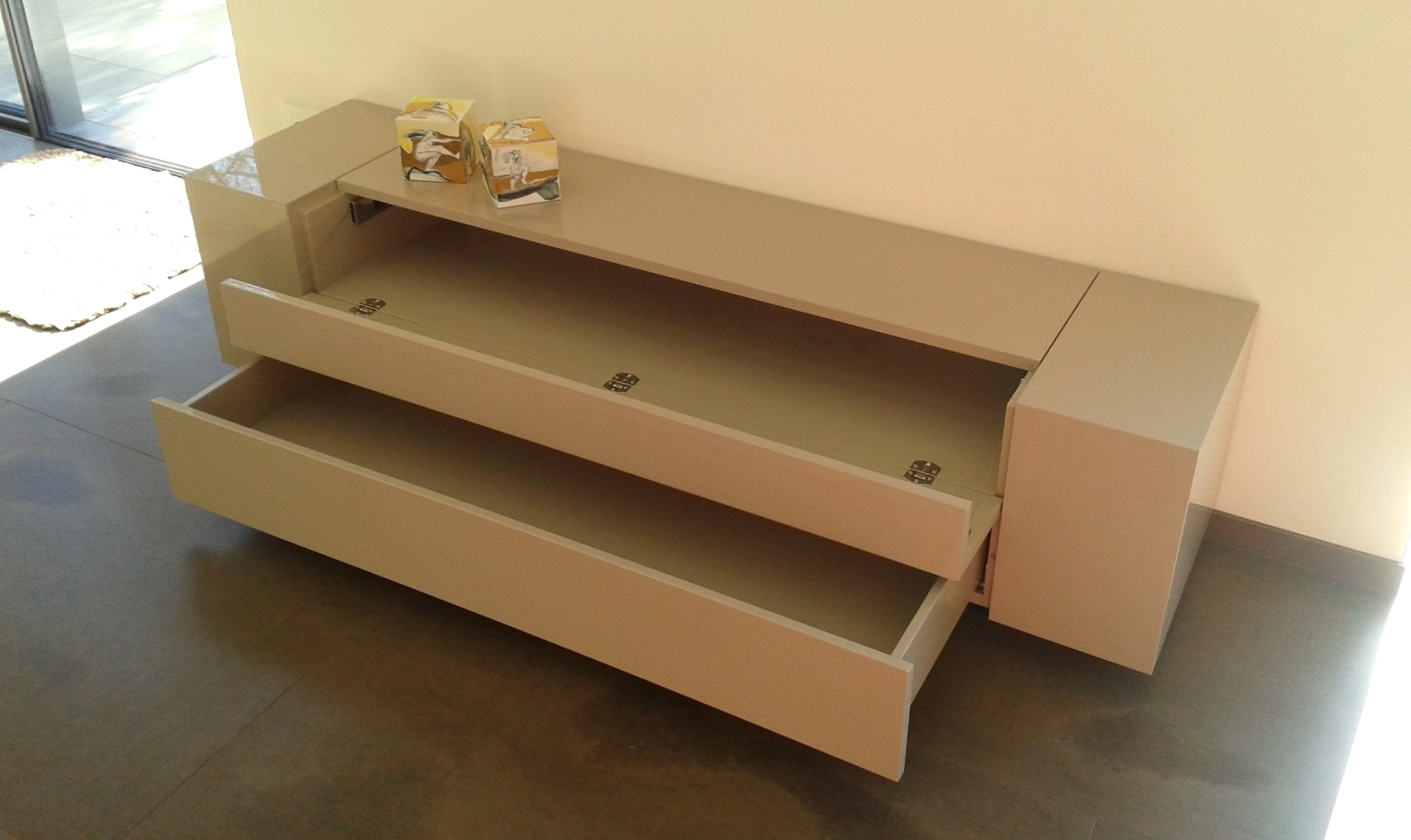 Edles TV-Lowboard mit Klappe und Schubladen, Handarbeit vom Schreiner
