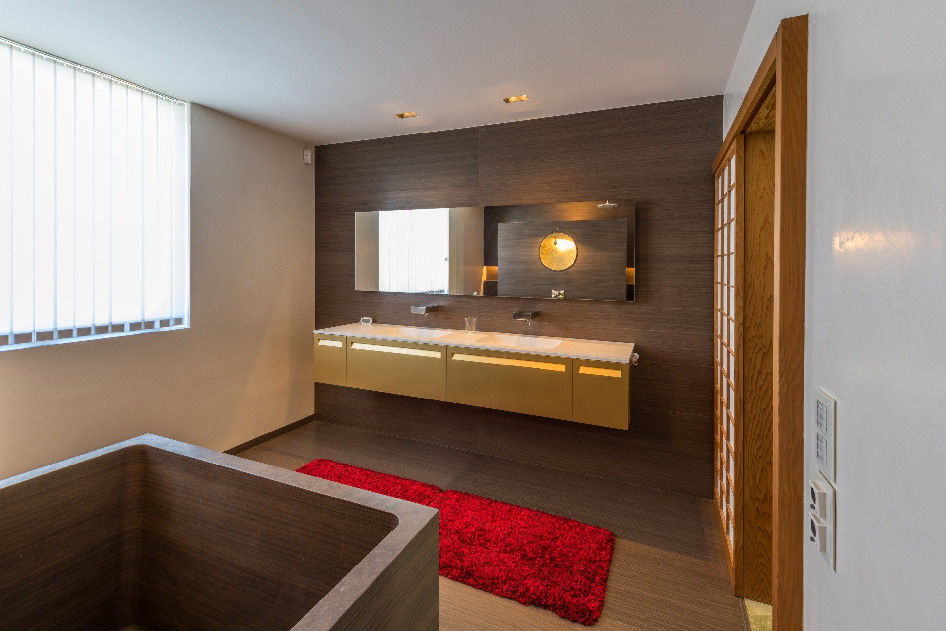 Edler Waschtisch mit goldener Front, von Schreinerei BLEIER Lebensräume aus Bietigheim/Karlsruhe, Ansicht Badezimmer