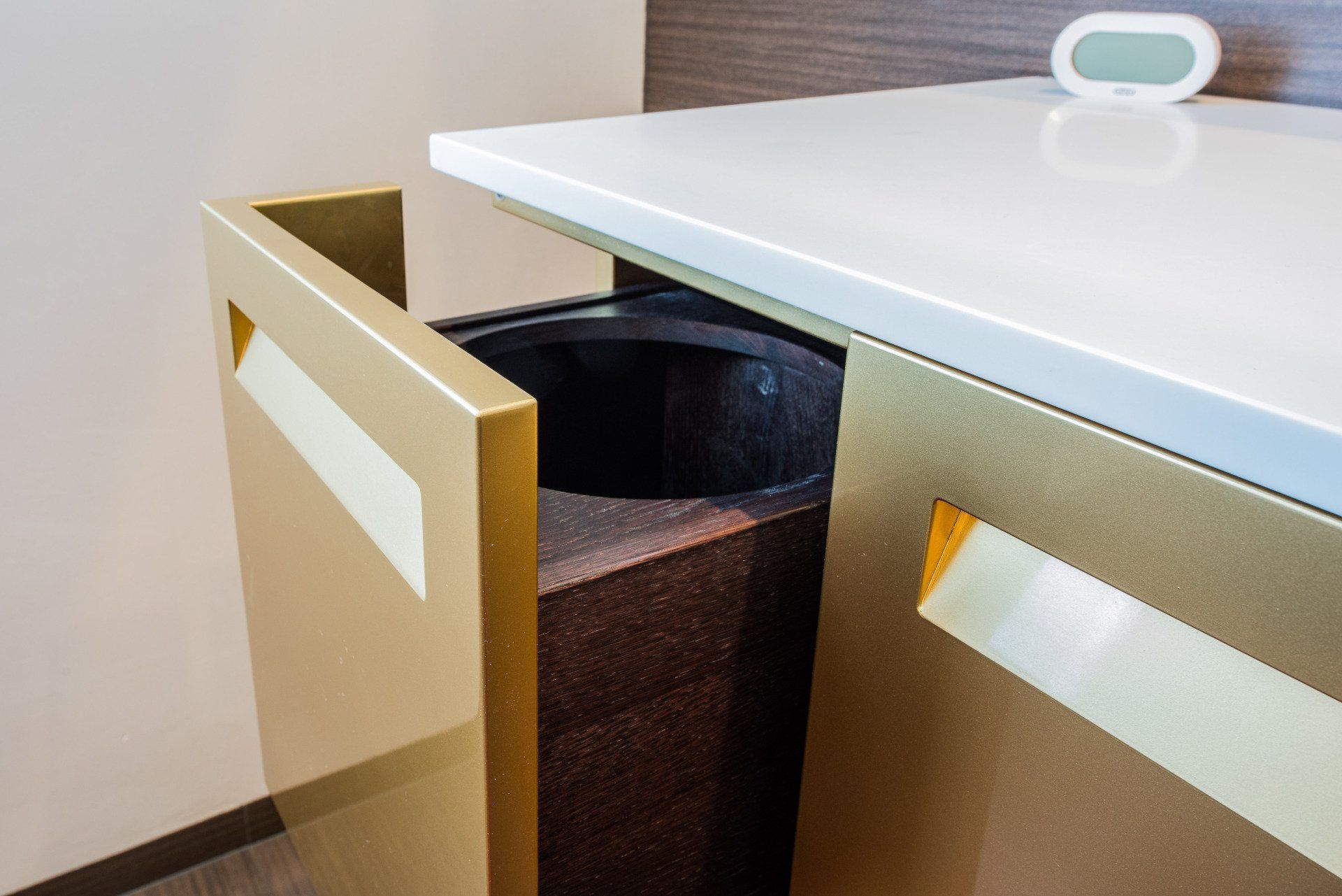 Edler Waschtisch mit Goldfront und Schublade für Sammelbehälter