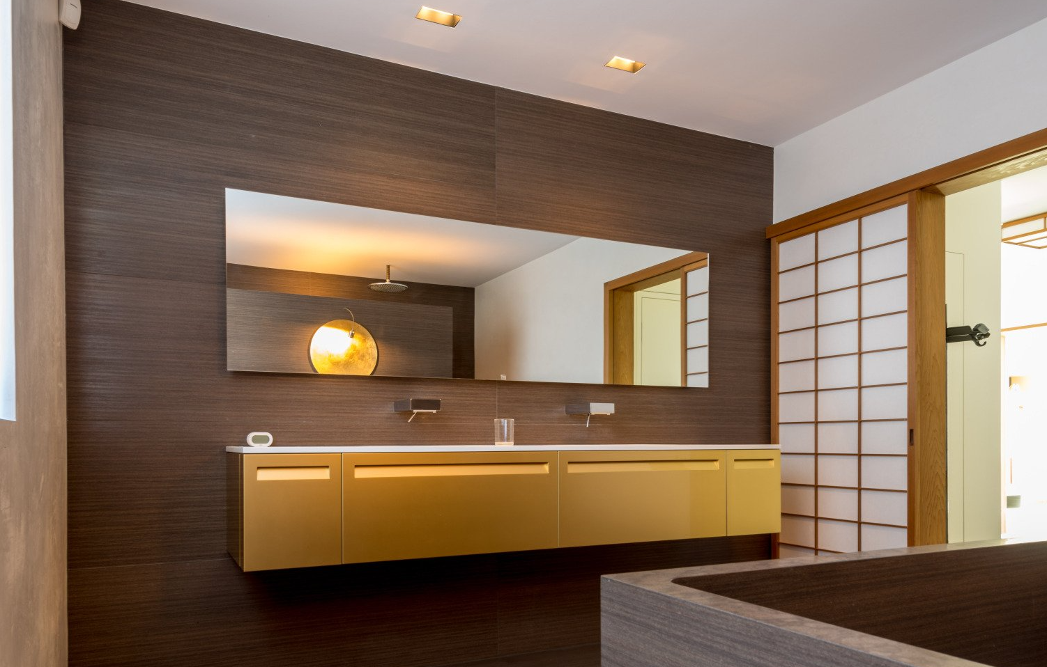 Edler Waschtisch mit Goldfront, von Schreinerei BLEIER Lebensräume