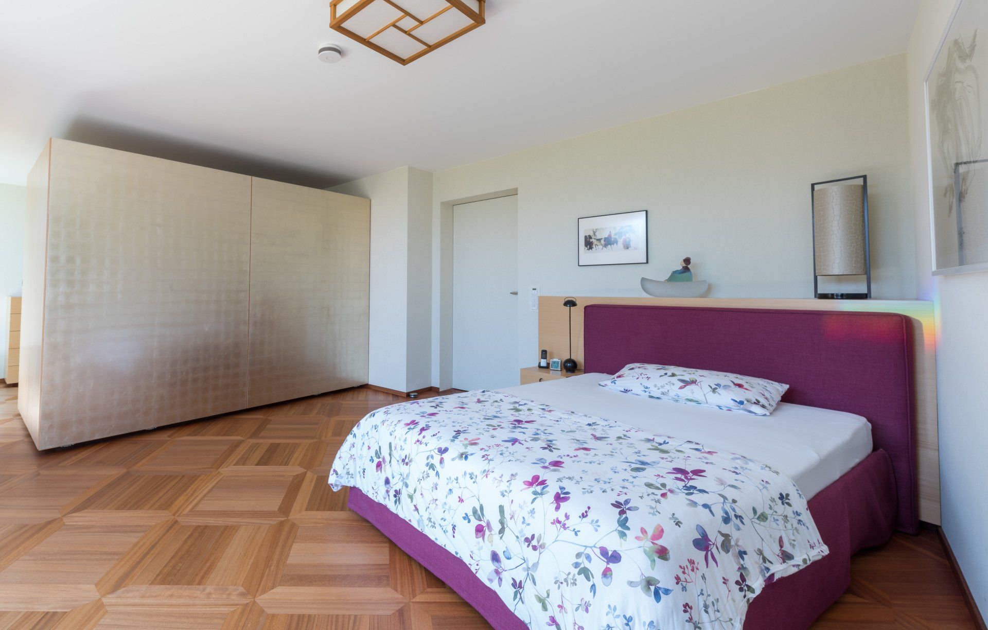 Ein Schlafzimmerschrank in Gold mit Beleuchtung