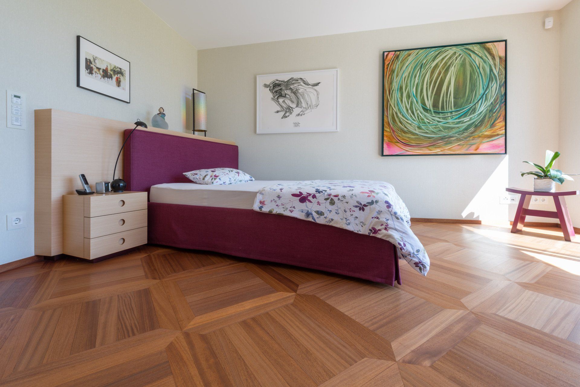 Edler Bettkasten mit grifflosen Schubladen und ein Bett in einem edlen Schlafzimmer