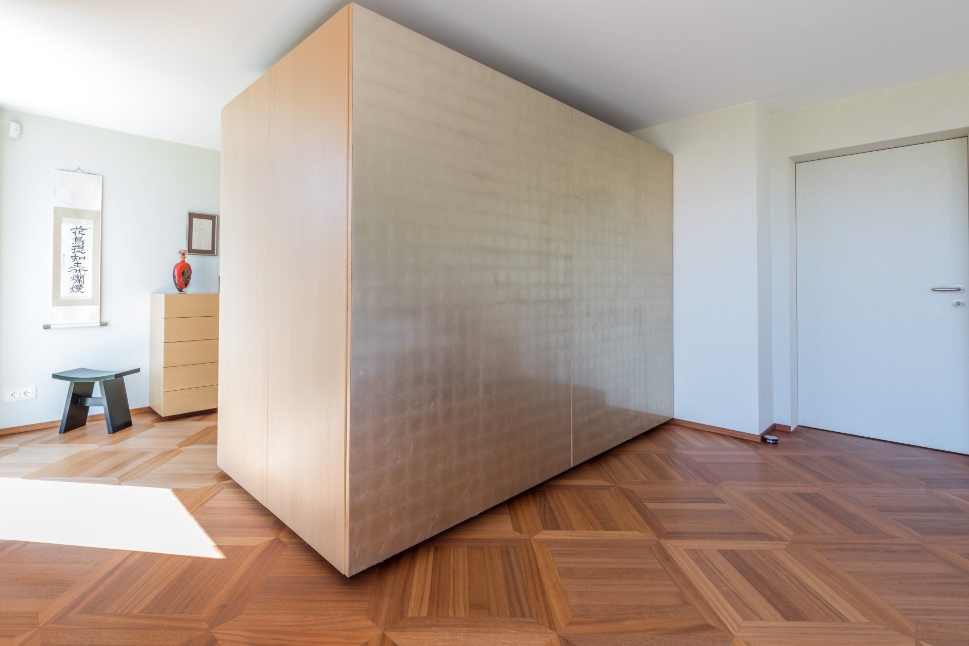 Goldener Schrank im Schlafzimmer
