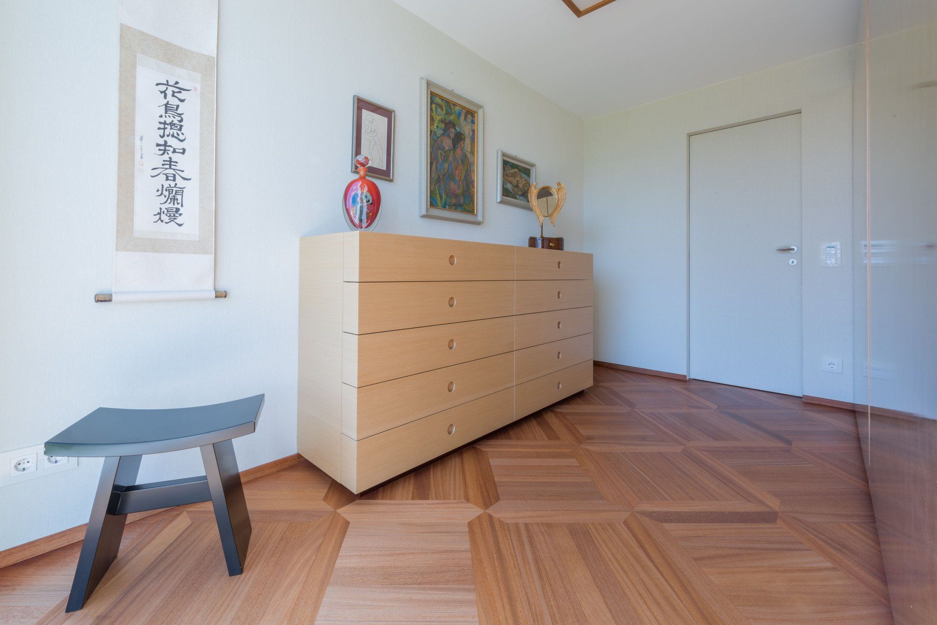 Sideboard und Hocker im Schlafzimmer