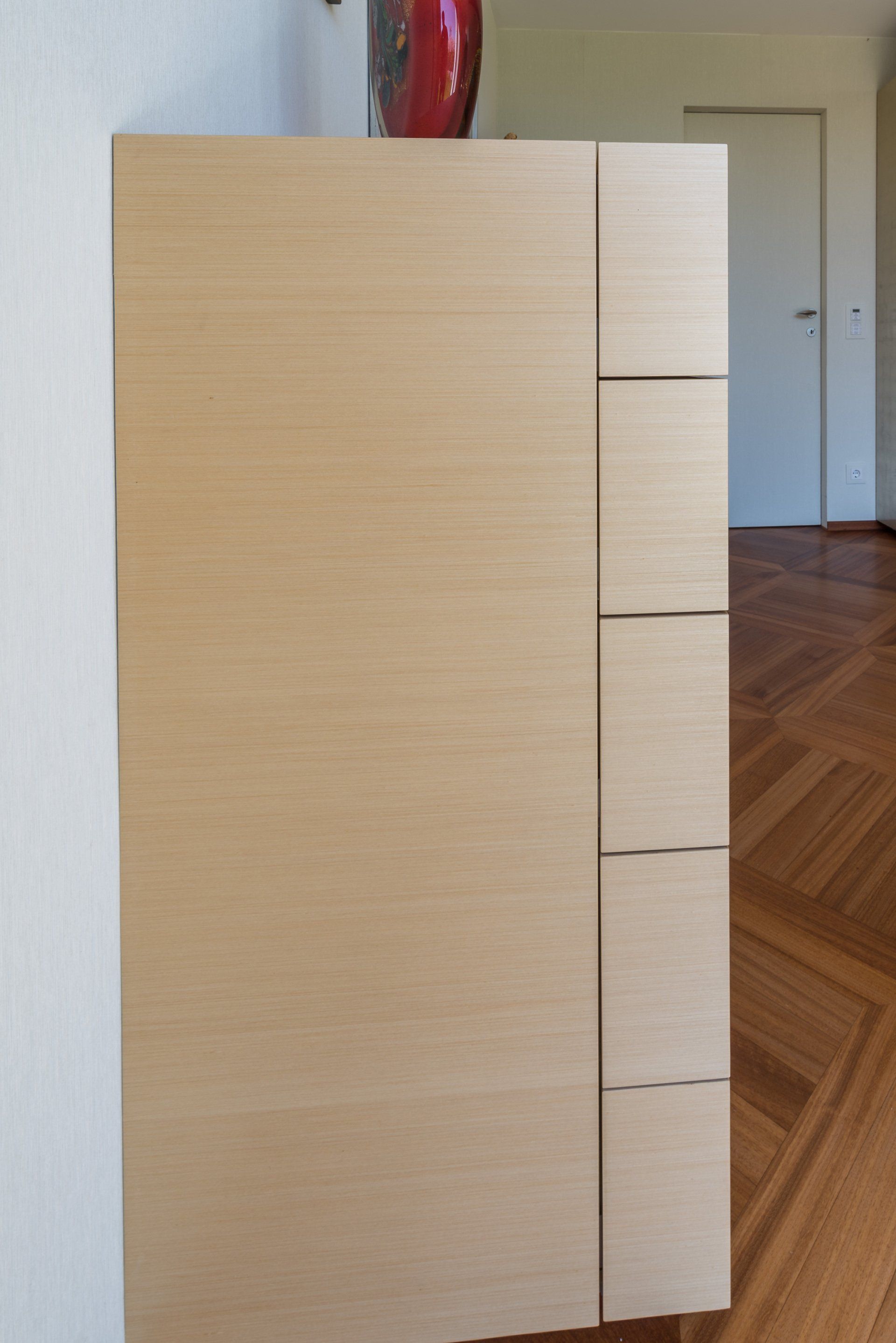Sideboard von der Seite mit Holzfurnier