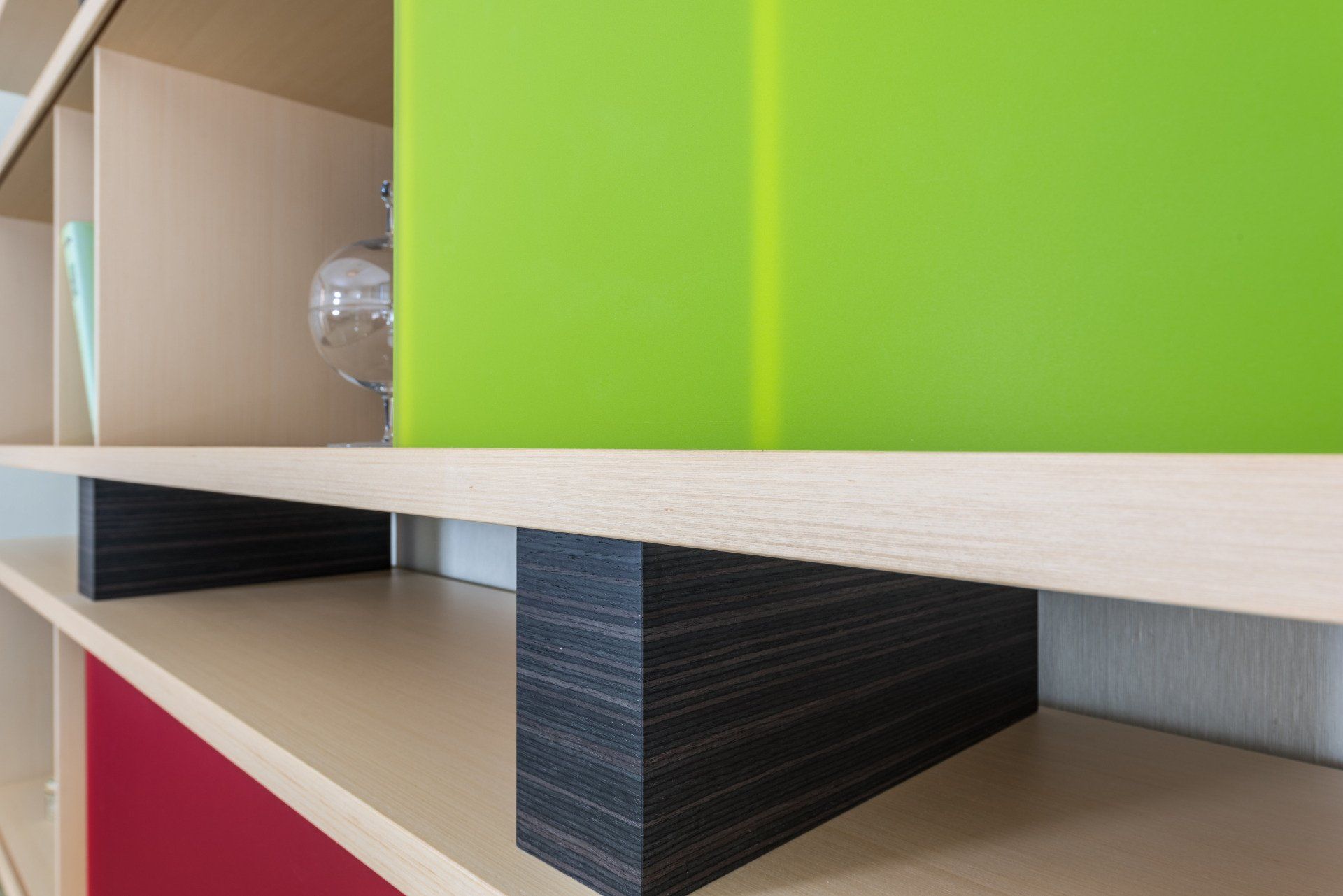 Nahaufnahme eines bunten Regals aus edlem Holz