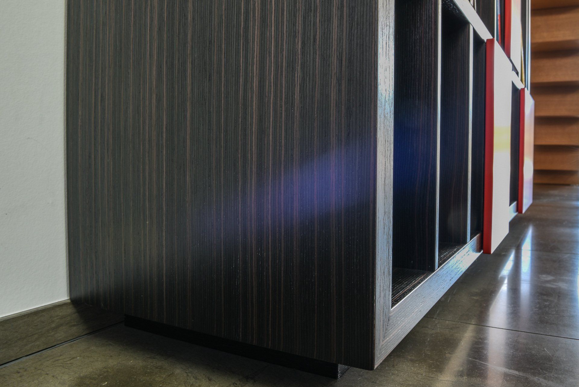 Nahaufnahme von schwarzem Ebenholz, Regal von BLEIER LEBENSRÄUME