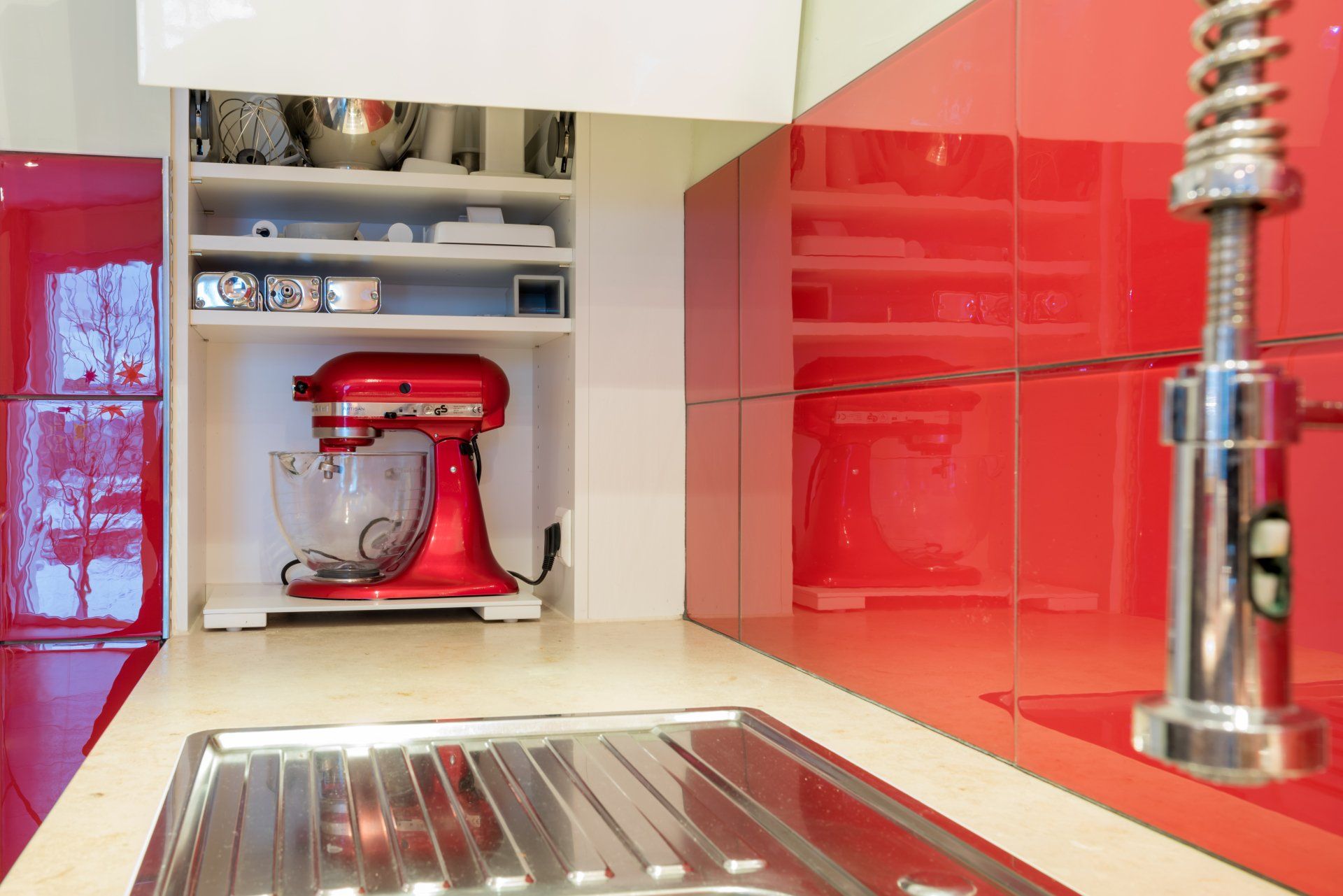 Seitenansicht des runden Regals, edles Anigre-Furnier