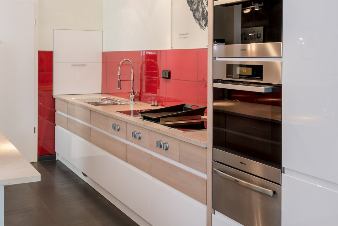 Das runde Regal der Schreinerei Bleier aus Bietigheim/Karlsruhe, mit Beleuchtung