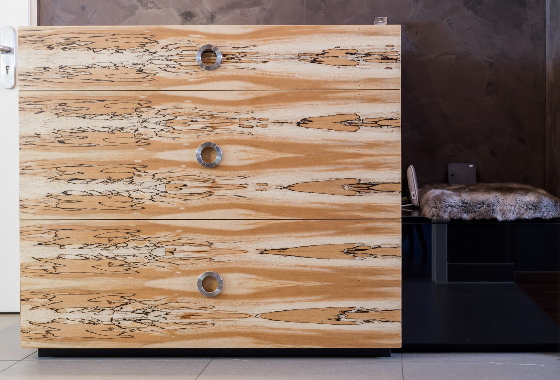 Schuhschrank mit Hocker in einer Garderobe