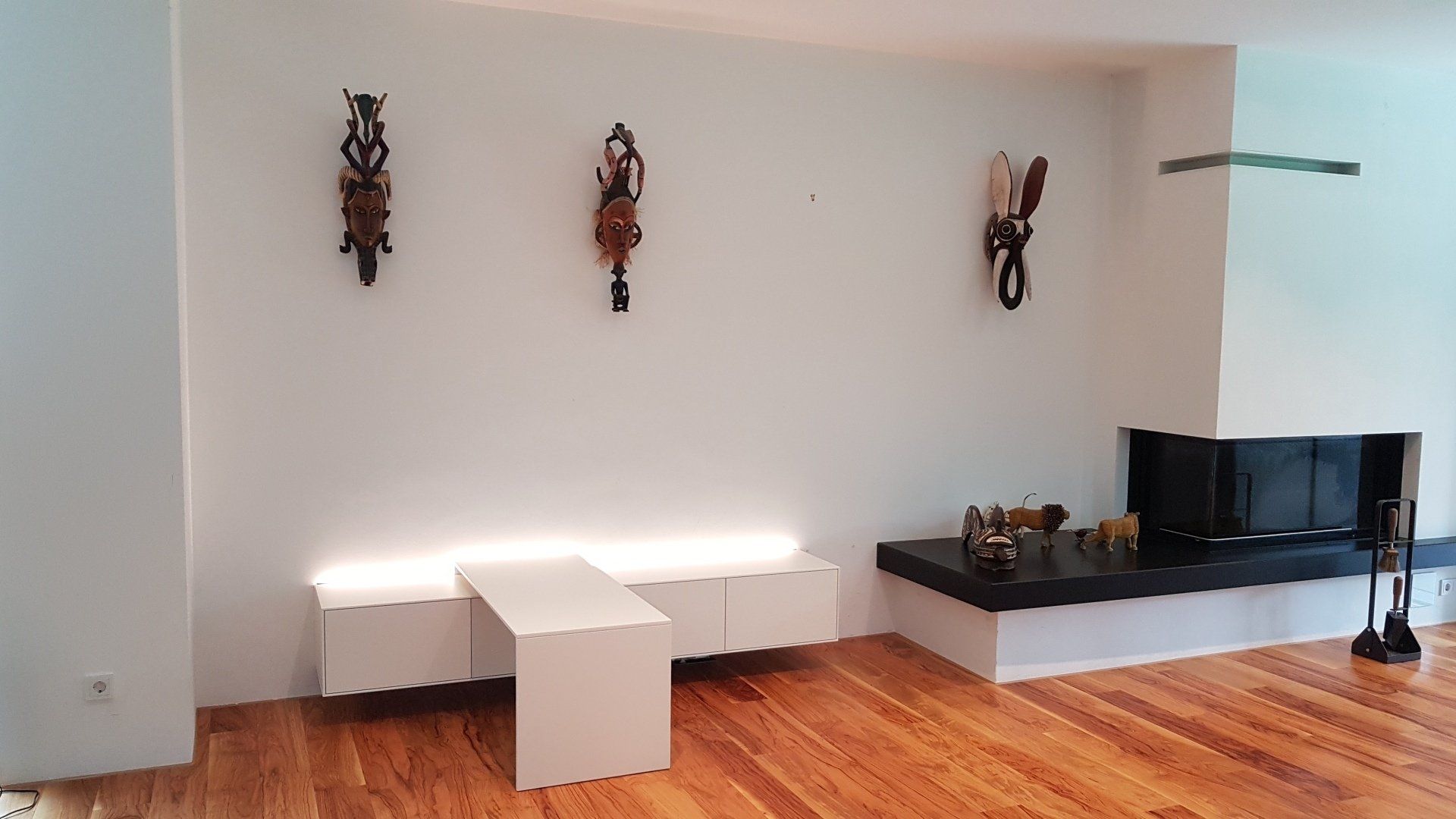 Spieltisch für das Wohnzimmer von Schreiner BLEIER: Lowboard in Weiß mit Beleuchtung