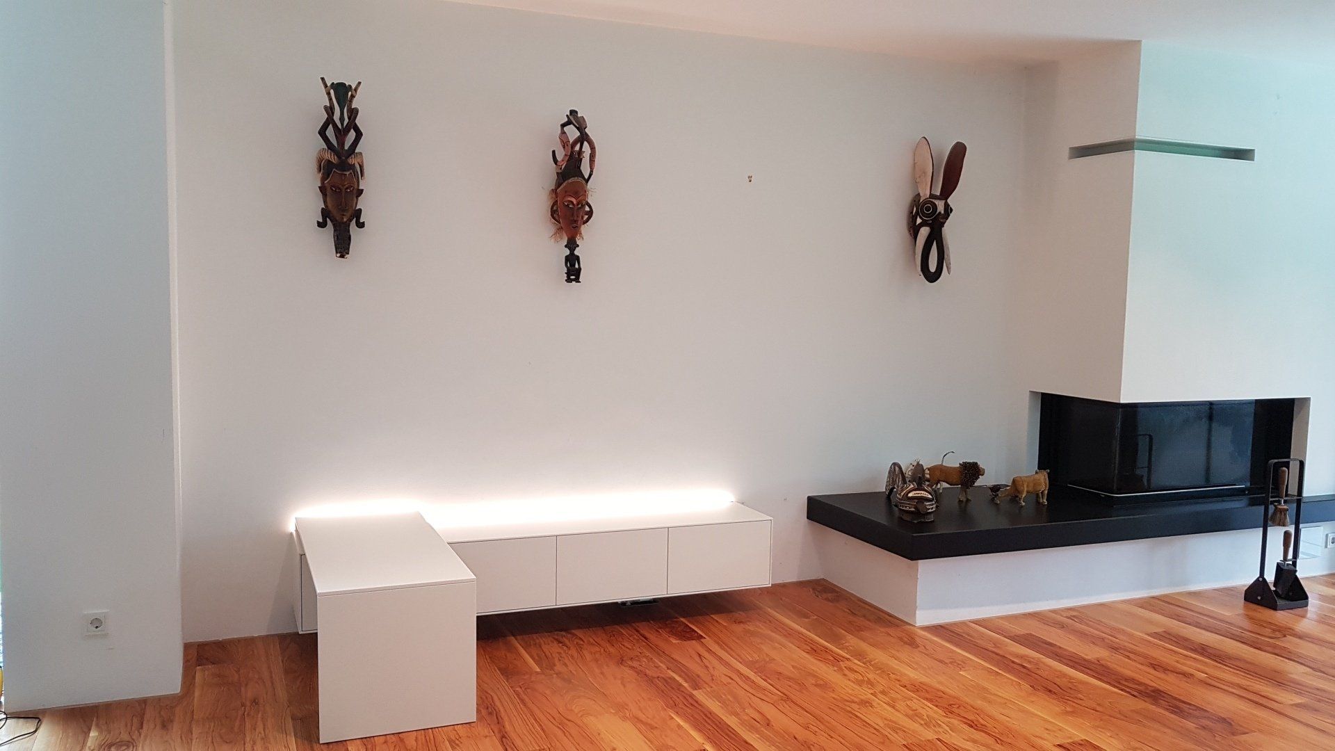 Kinderspieltisch für das Wohnzimmer von Schreinerei BLEIER Lebensräume: weißes Lowboard mit Beleuchtung